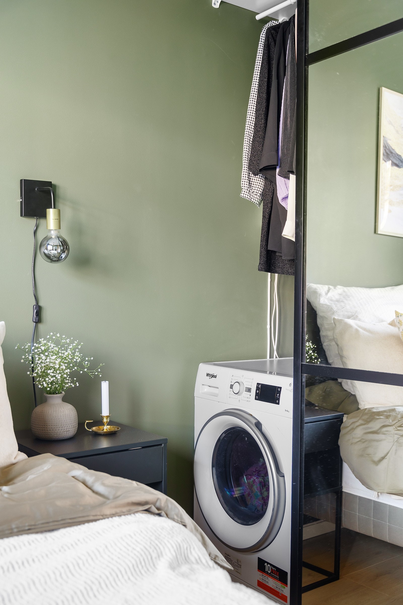 Det er opplegg for vaskemasking på soverommet gjemt i en meget praktisk løsning. Lekkasjestopper er montert Galleribilde