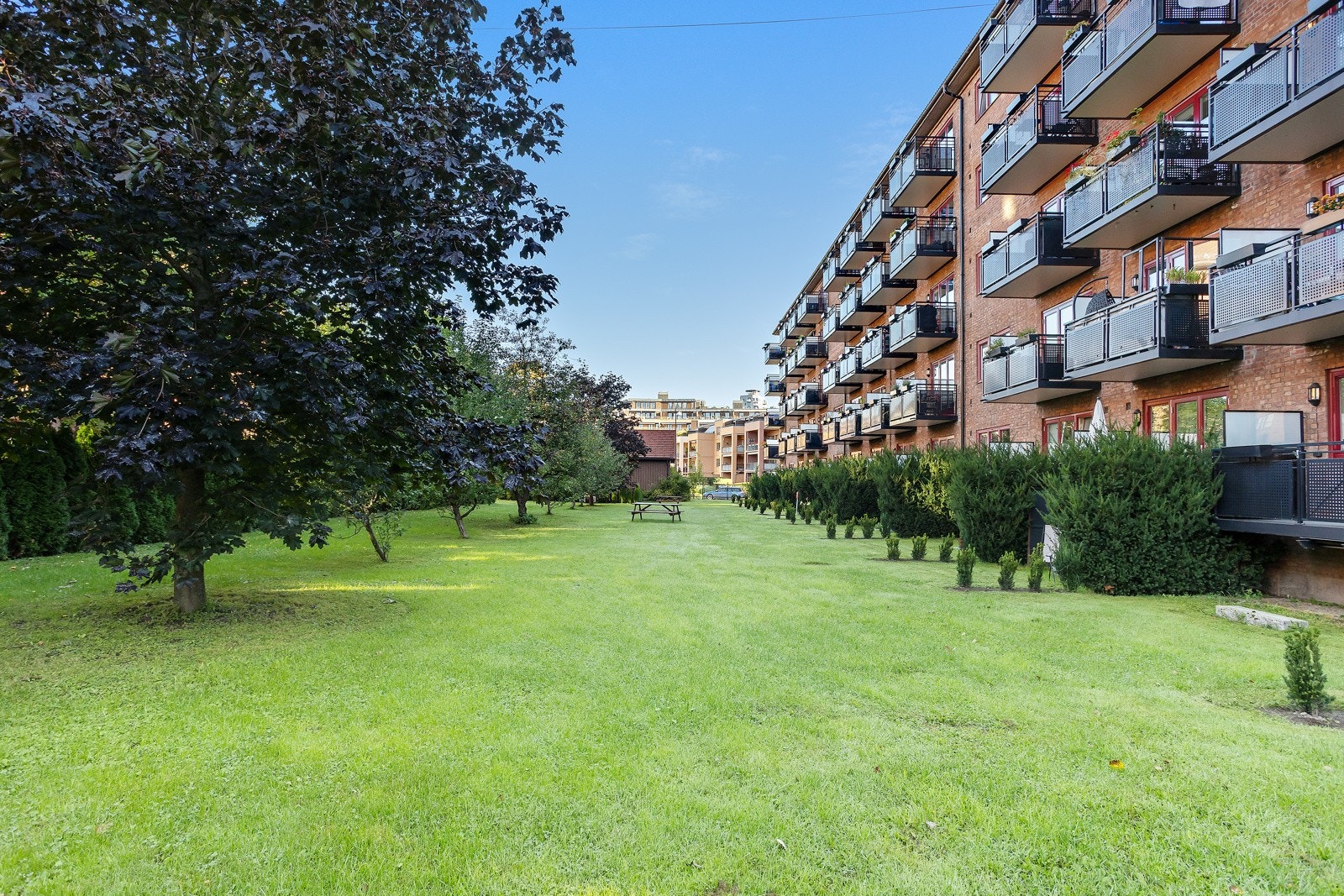 Borettslaget tilbyr flere flotte terrasser, innbydende grillplasser og trivelige uteområder, perfekte for å nyte solrike dager og hyggelige sammenkomster Galleribilde