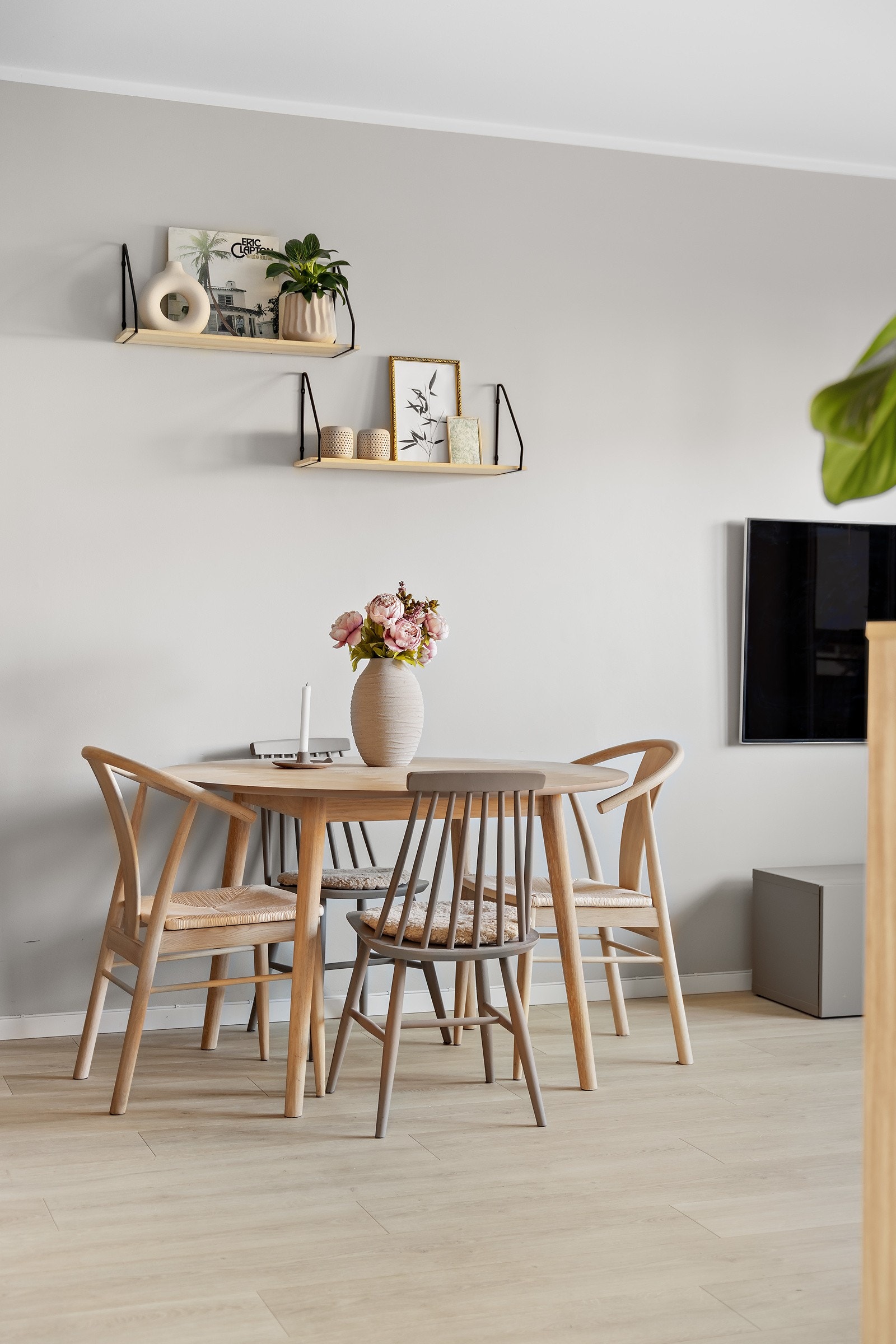 Stuens romslige størrelse gir god plass for spisebord. Her kan venner og familie samles til alle døgnets måltider Galleribilde