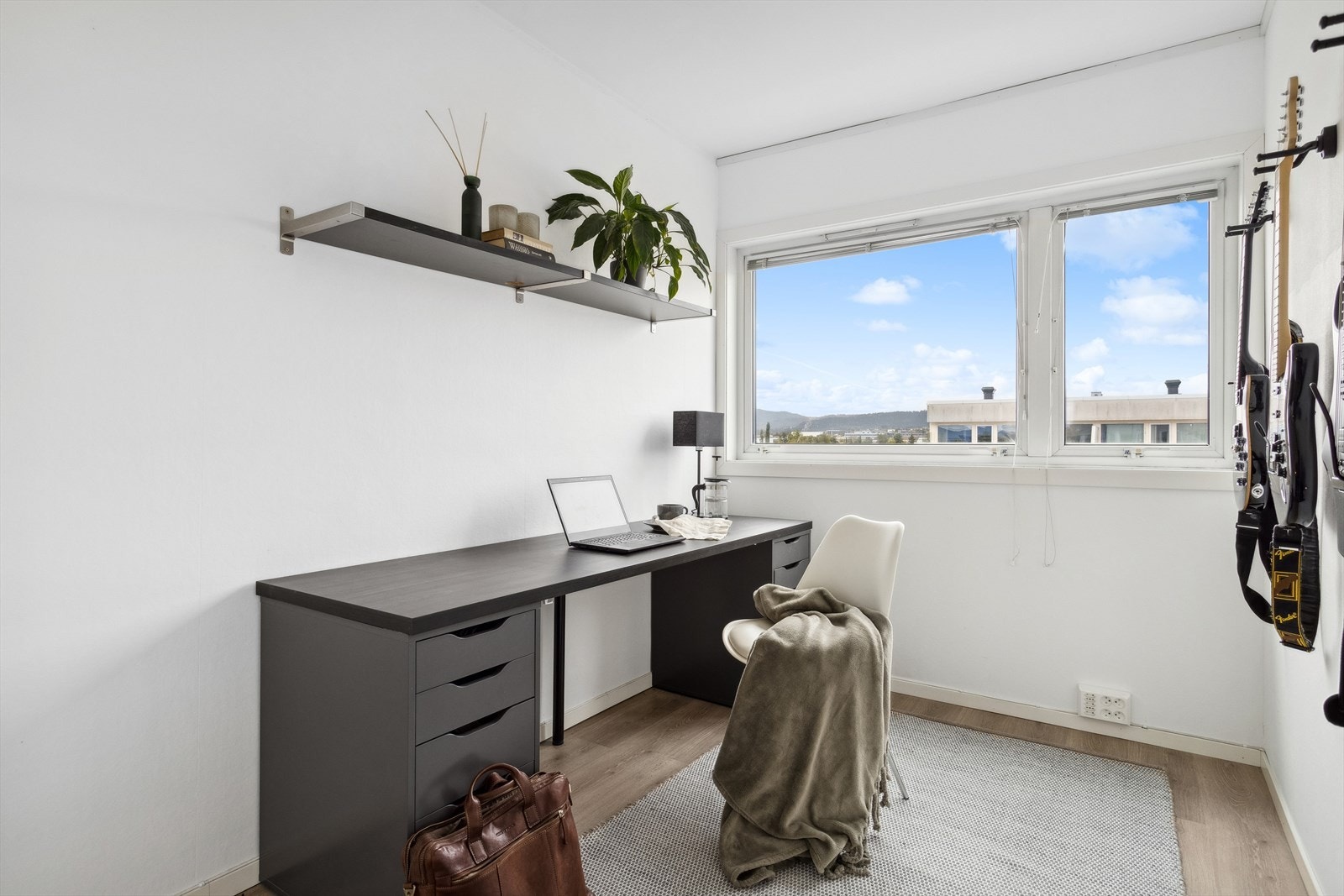 Rom godkjent som bod brukes i dag som kontor. Boden måler 6,4 kvm og var tidligere brukt som walk-in garderobe med adkomst fra soverom. Galleribilde