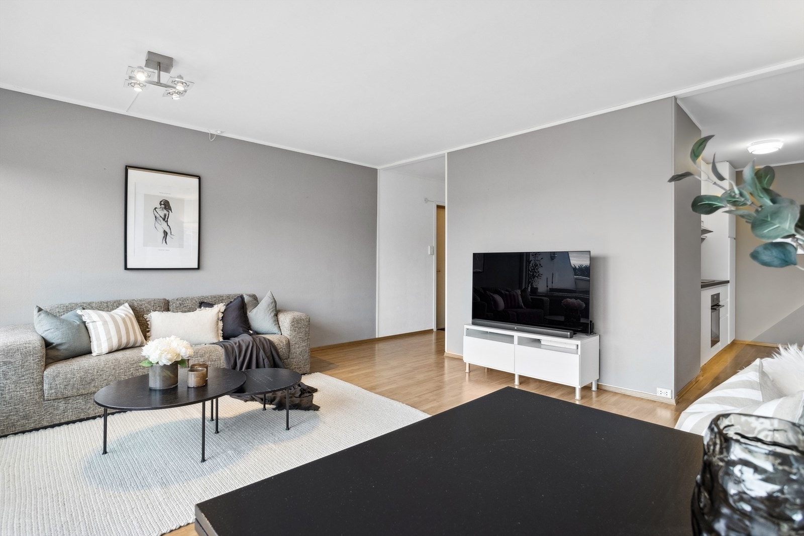 Leiligheten har moderne farge- og materialvalg på alle rom som gjør at den fremstår med et tidsmessig preg. Galleribilde