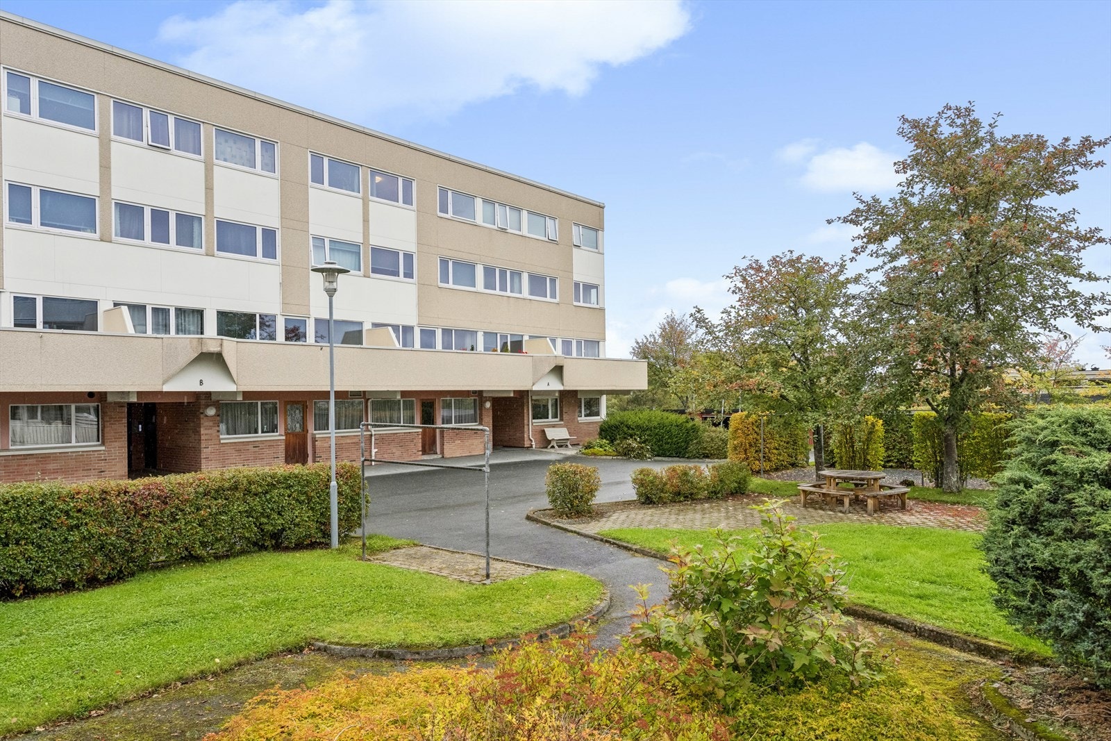 Der er kort vei til skole, barnehage og servicefasiliteter som dagligvarebutikk, legekontor, frisør, butikksenter, vinmonopol, med mere. Området fremstår trygt og familievennlig. Galleribilde