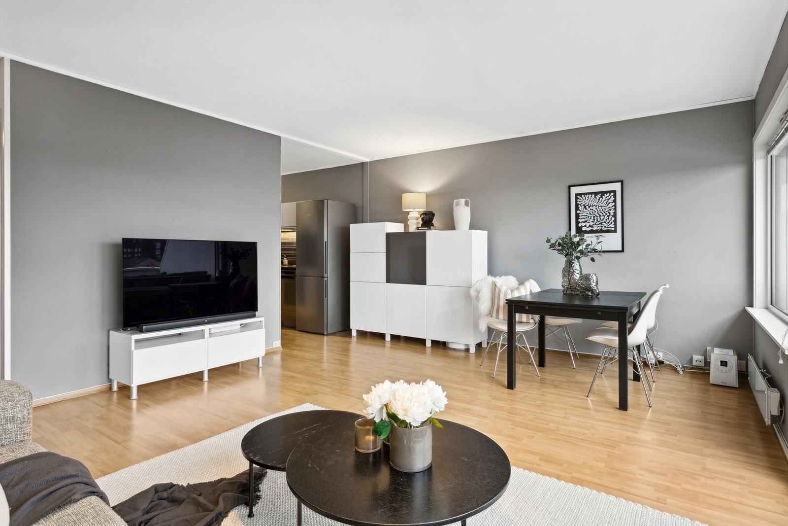 Stuen er på 23 kvm og har god plass til forskjellig møblering etter eiers ønske og behov. Galleribilde