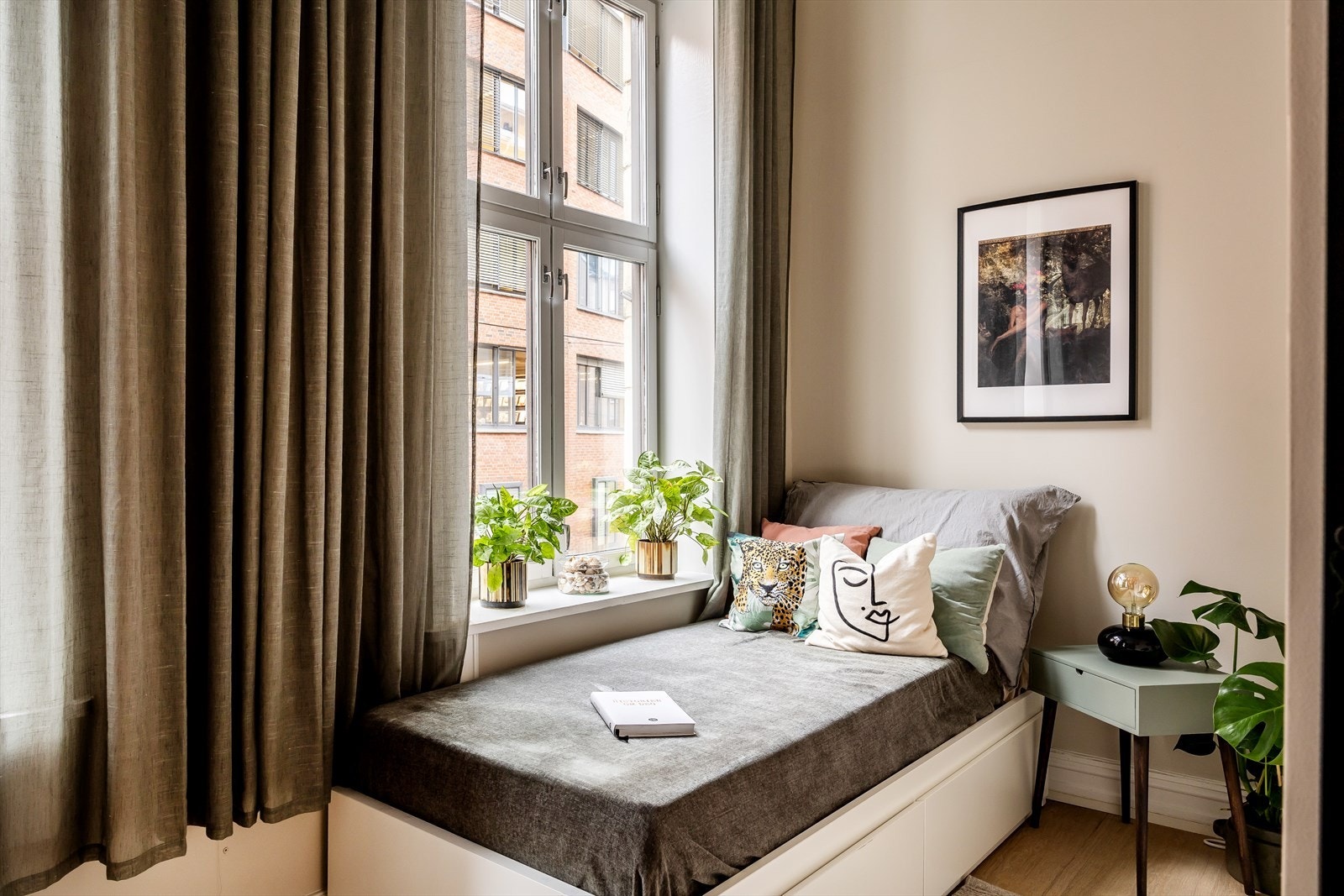 Soverom 2 er av god størrelse. God plass til seng, øvrig møblement og kontorplass. Galleribilde