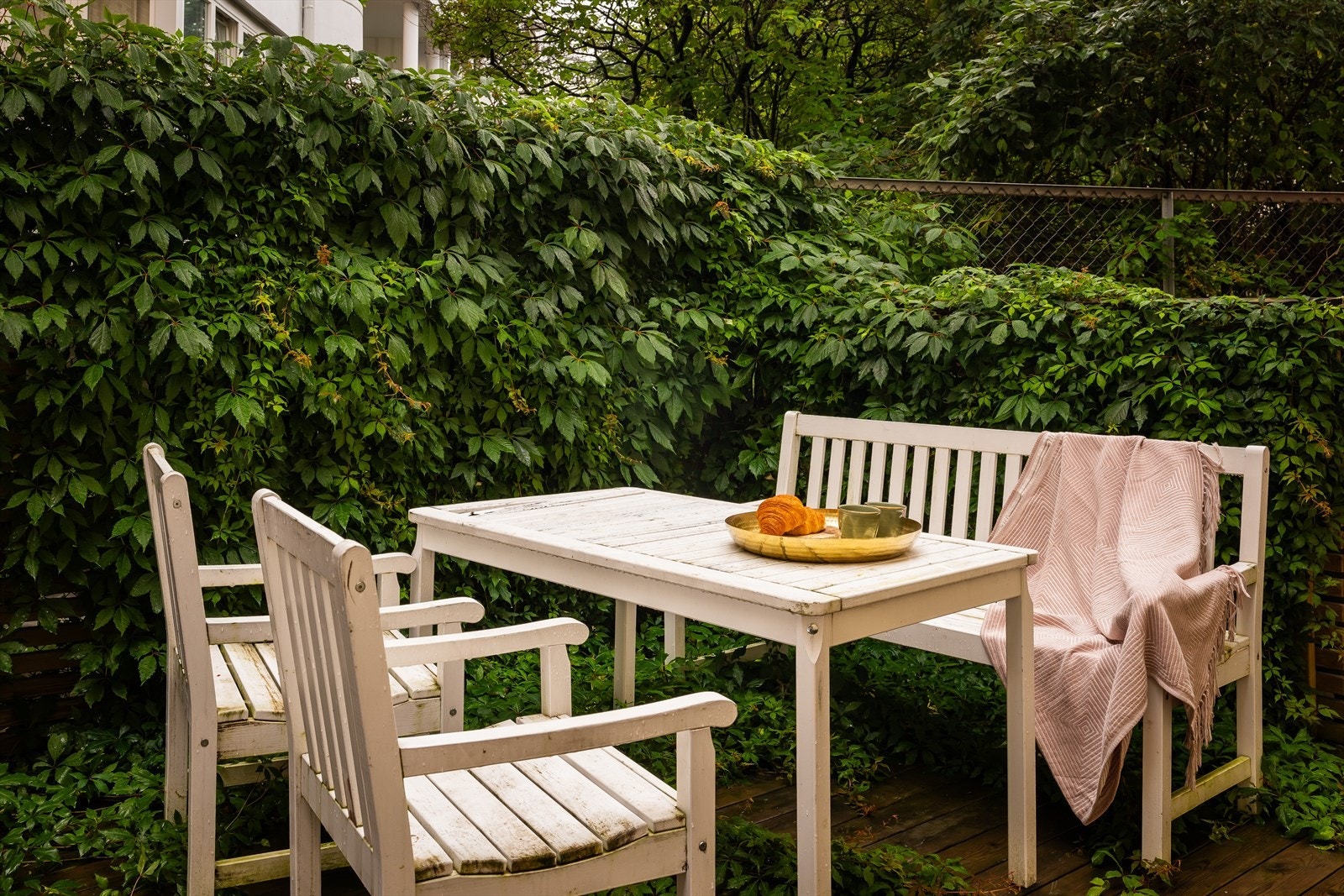 Hyggelige utearealer i bakgård med sittegruppe. Galleribilde