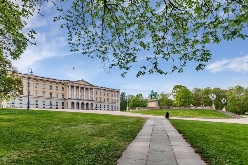 Dette er den perfekte beliggenheten for deg som ønsker å bo sentralt med alt av byens fasiliteter innen gangavstand, men samtidig ha kort vei til flere flotte grøntområder som bl.a. Slottsparken. Galleribilde