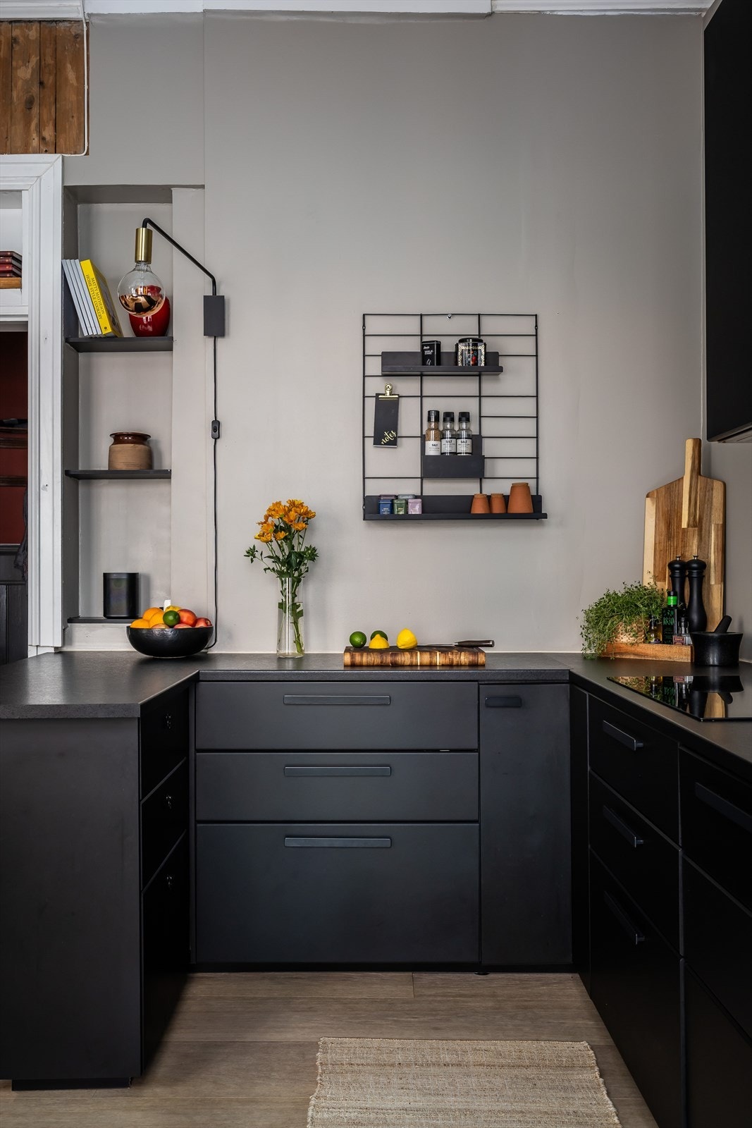 Kjøkkeninnredning med slette fronter og laminert benkeplate med nedfelt komposittkum. Integrert i innredningen er platetopp, stekeovn, oppvaskmaskin og kjøleskap. Fryser er plassert i innvendig bod. Galleribilde