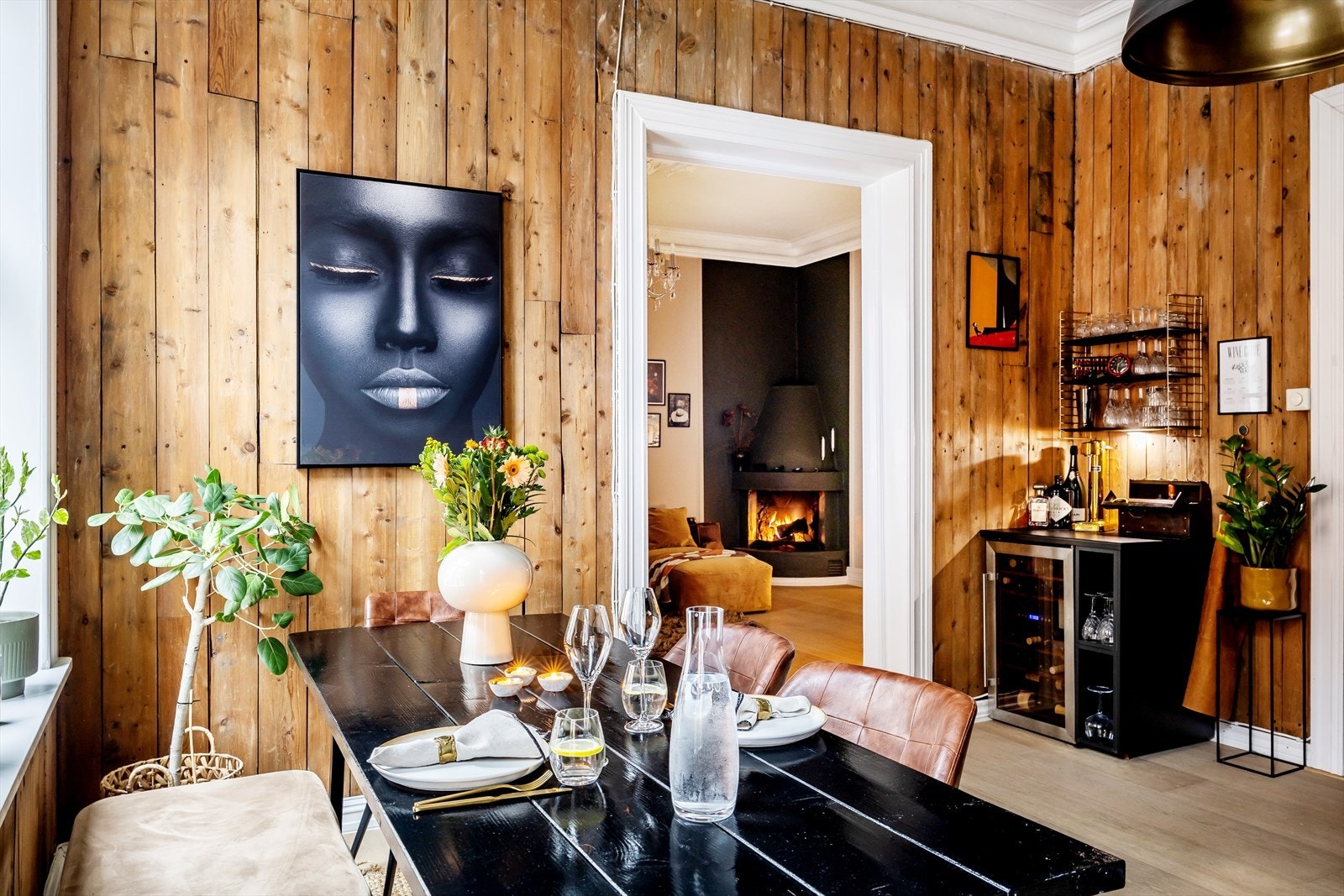 Kjøkkenet, fra 2019/2020, er svært innbydende og moderne, med rikelig plass til et stort spisebord som gjør det til et naturlig samlingspunkt. Galleribilde