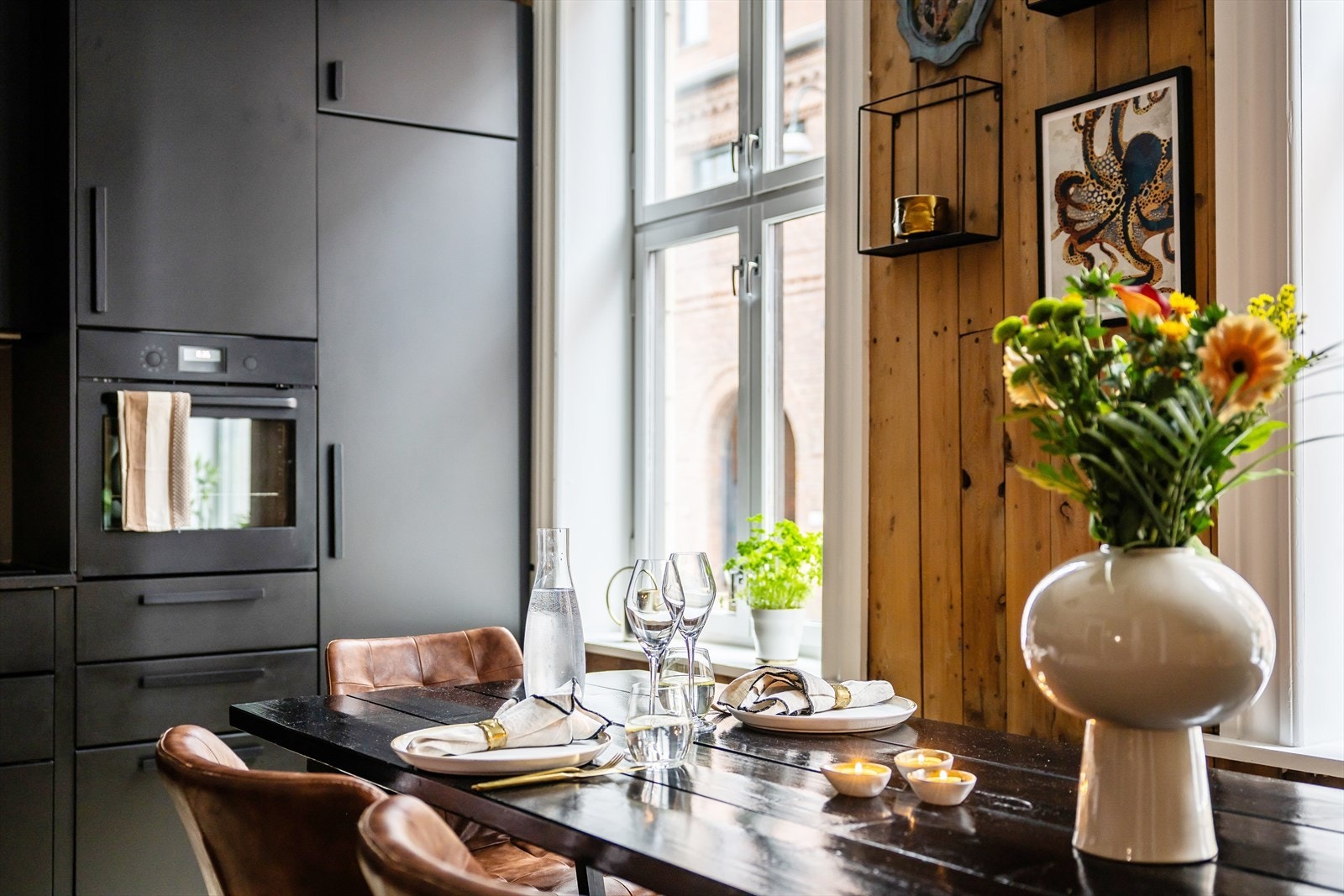 Her møtes moderne komfort og klassisk sjarm i en stilfull selveierleilighet beliggende i det attraktive området Homansbyen/Bislett. Galleribilde