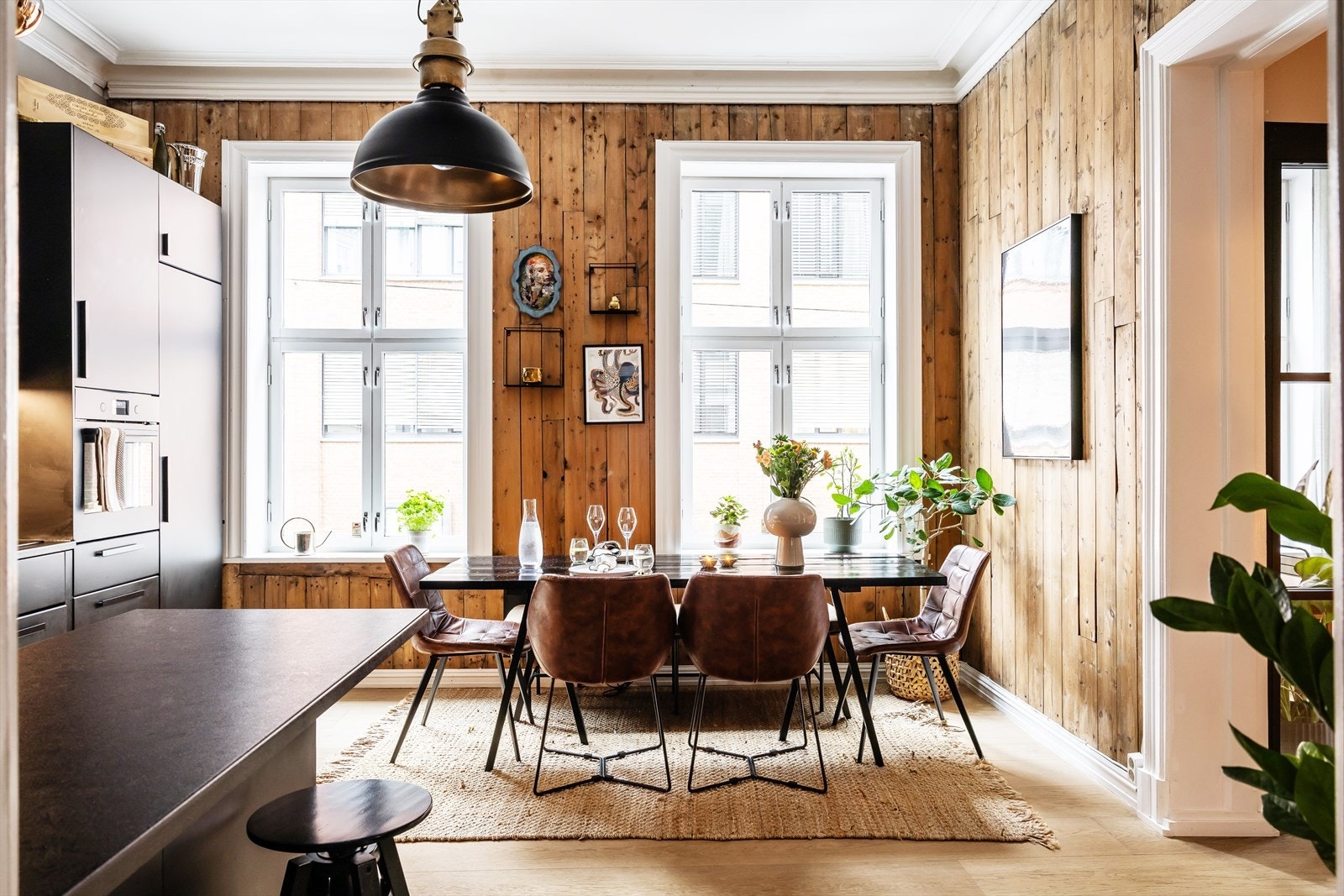 Sosialt og meget flott kjøkken med rikelig naturlig lys, perfekt for samvær og matlaging. Galleribilde