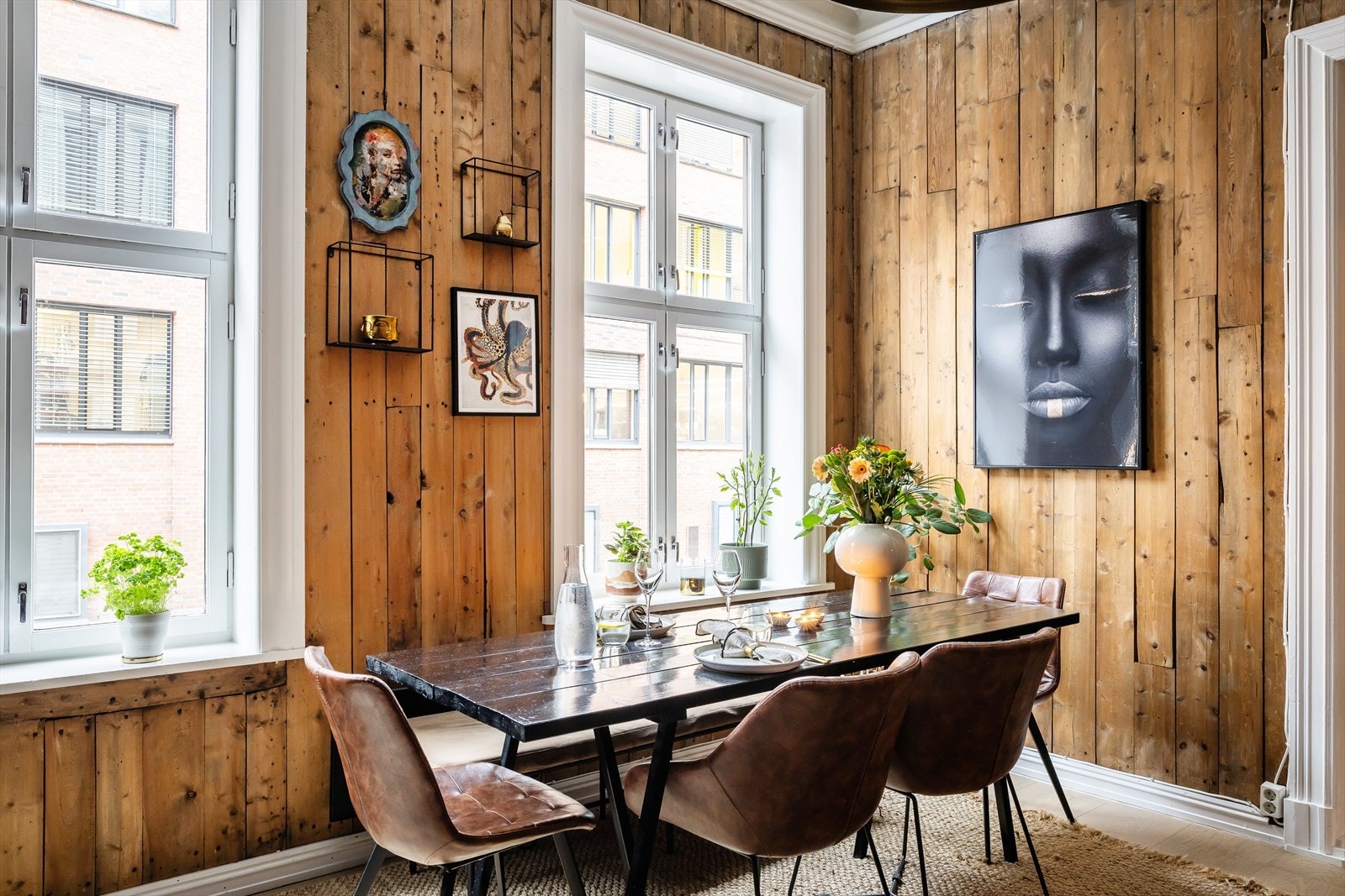 God plass til en større spisegruppe i tilknytning til kjøkkenet. Rikelig med lysinnslipp gjennom de store vindusflatene. Galleribilde