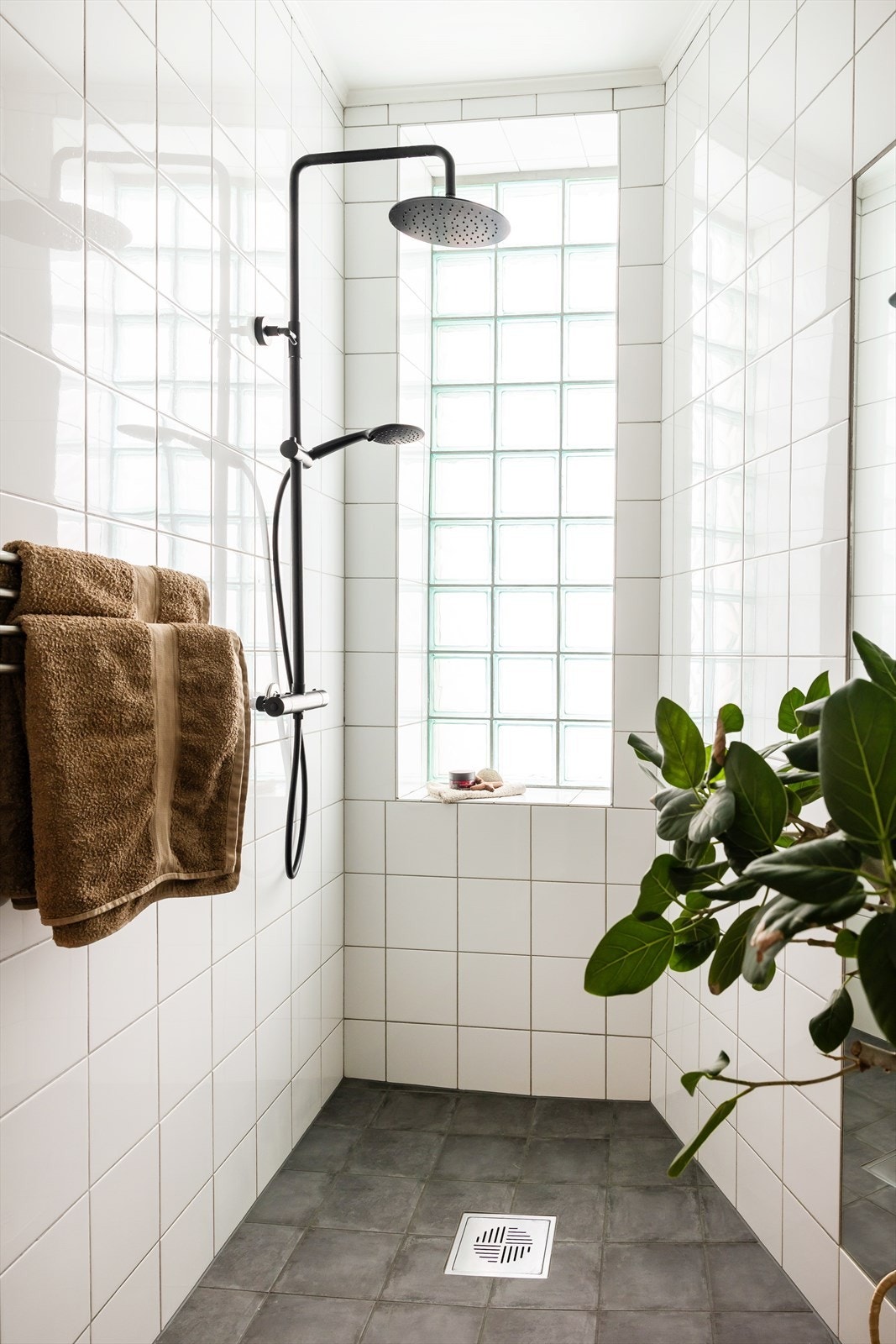 Romslig dusjnisje med regnfallsdusj. Galleribilde