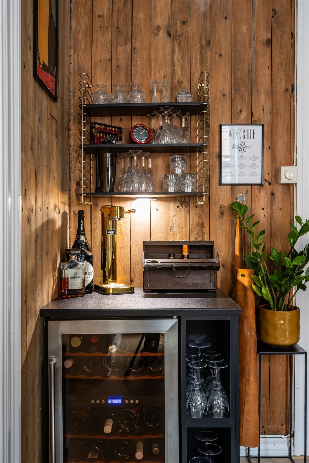 I denne leiligheten får du også et elegant vinskap, perfekt for å oppbevare og presentere dine favorittlektyrer. Enten du er en vinkjenner eller bare nyter et godt glass vin, gir dette vinskapet både funksjonalitet og stil. Galleribilde