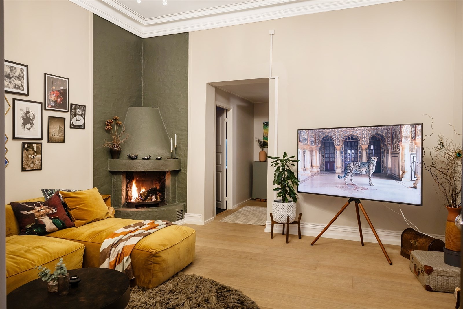 Flott stue, der takhøyden på ca. 3,22 meter gir en ekstra luftig følelse. Stuen har et klassisk uttrykk med elegante detaljer som stukkatur og rosett, som skaper en tidløs og sofistikert atmosfære. Galleribilde