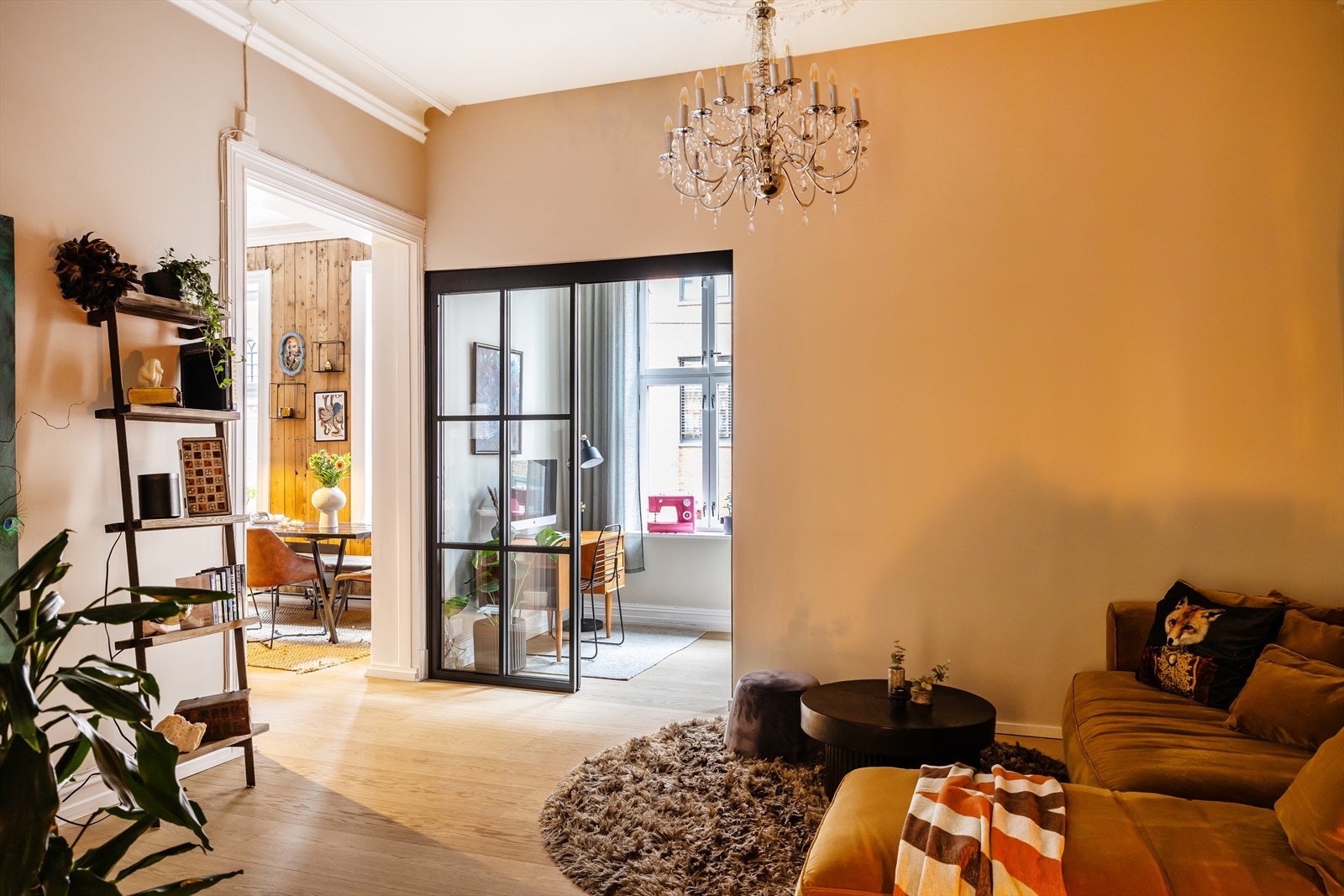 Delikate smijernsdører fra Myhre Smie i 2024 skiller stuen fra soverom/kontor. Galleribilde