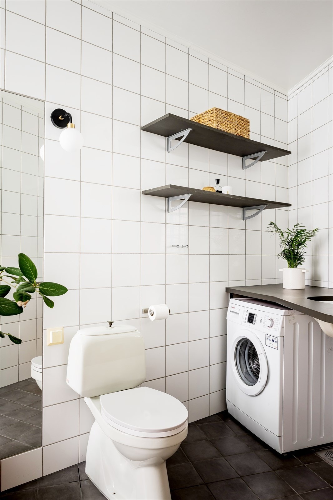 Lyst og flislagt baderom. Galleribilde