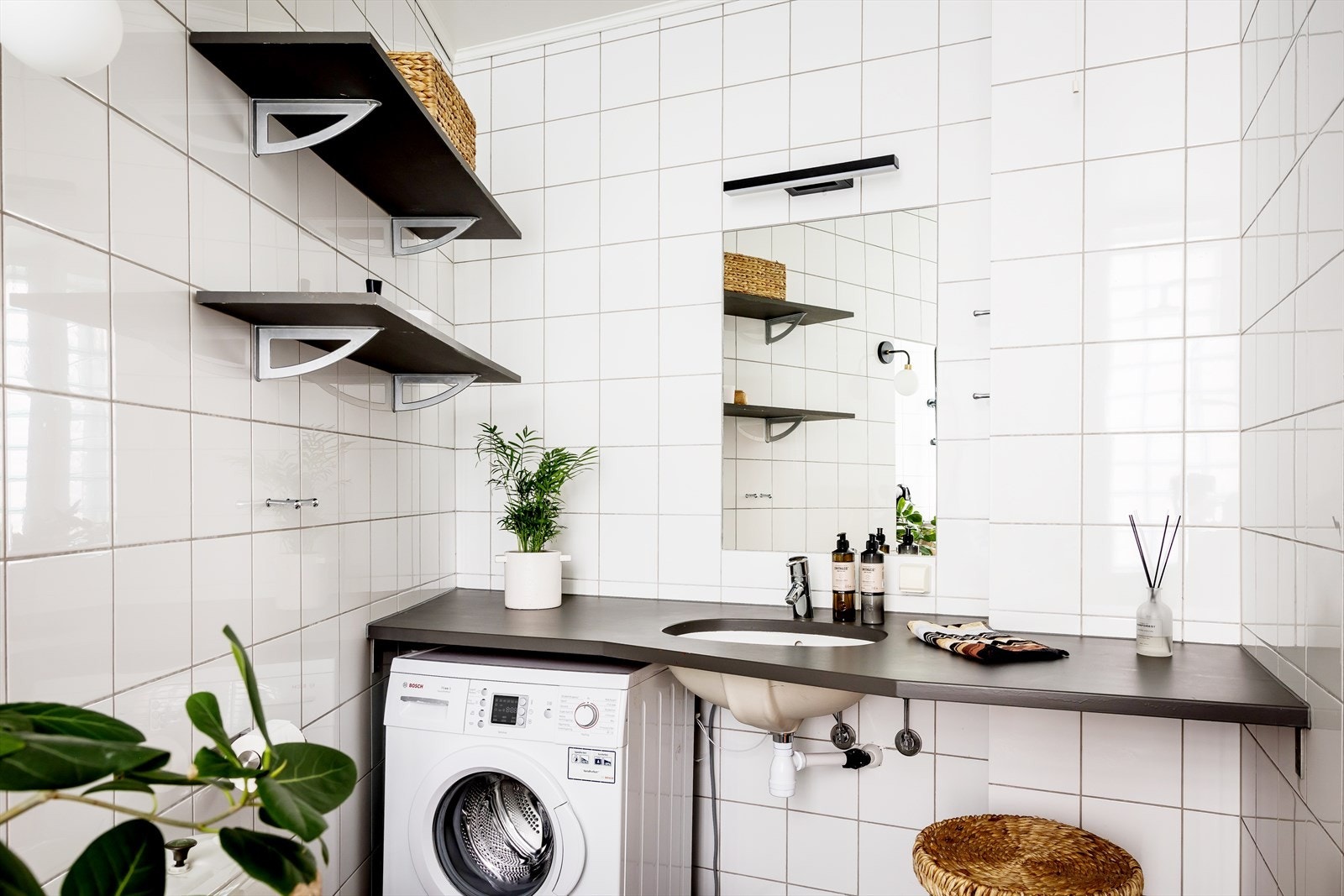 En praktisk tilpasset servantbenk med nisje til vaskemaskin. Galleribilde