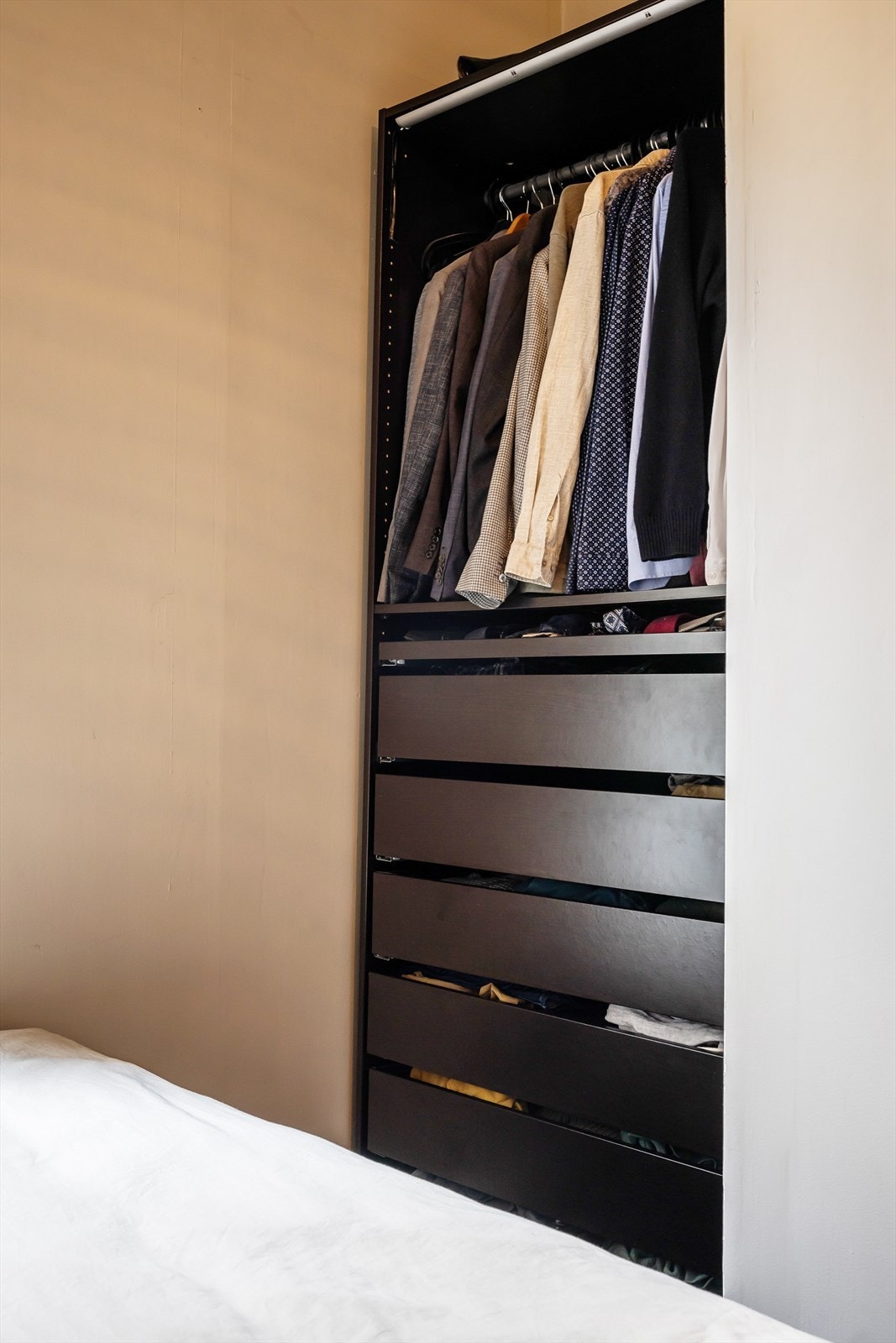 Hovedsoverommet vender ut mot en stille bakgård, og har en praktisk hems med oppbevaringsplass. Galleribilde