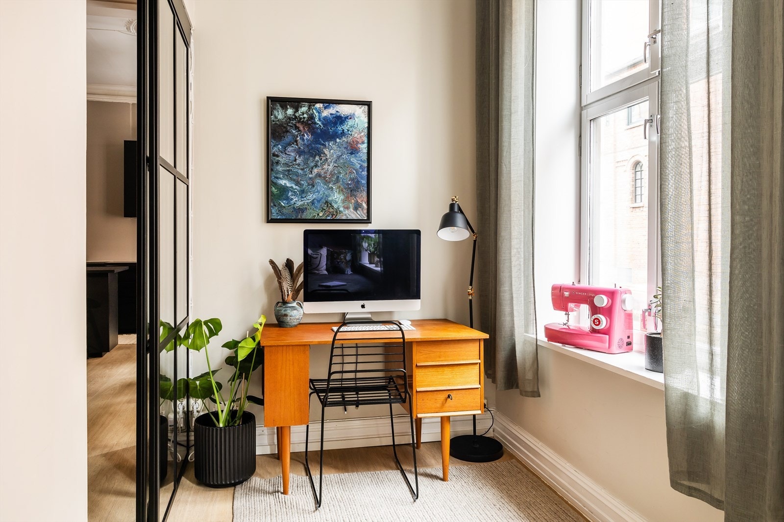 Soverom 2 har plass til seng, garderobeskap og kontorplass som gjør at det passer godt som barnerom gjesterom eller kontor. Galleribilde