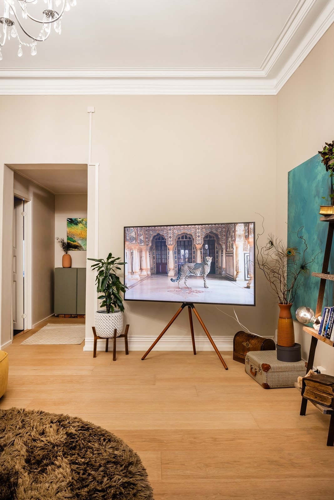 Stuen har god plass til en komfortabel sofagruppe og andre møbler, og inkluderer en koselig hjørnepeis som tilfører både varme og en innbydende atmosfære. Galleribilde