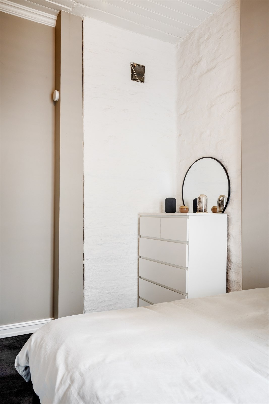 Hovedsoverommet vender ut mot en stille bakgård, og har en praktisk hems med oppbevaringsplass. Galleribilde