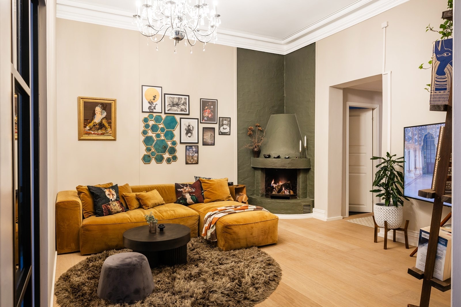 Flott innmurt hjørnepleis som varmer godt på kalde vinterdager. Galleribilde