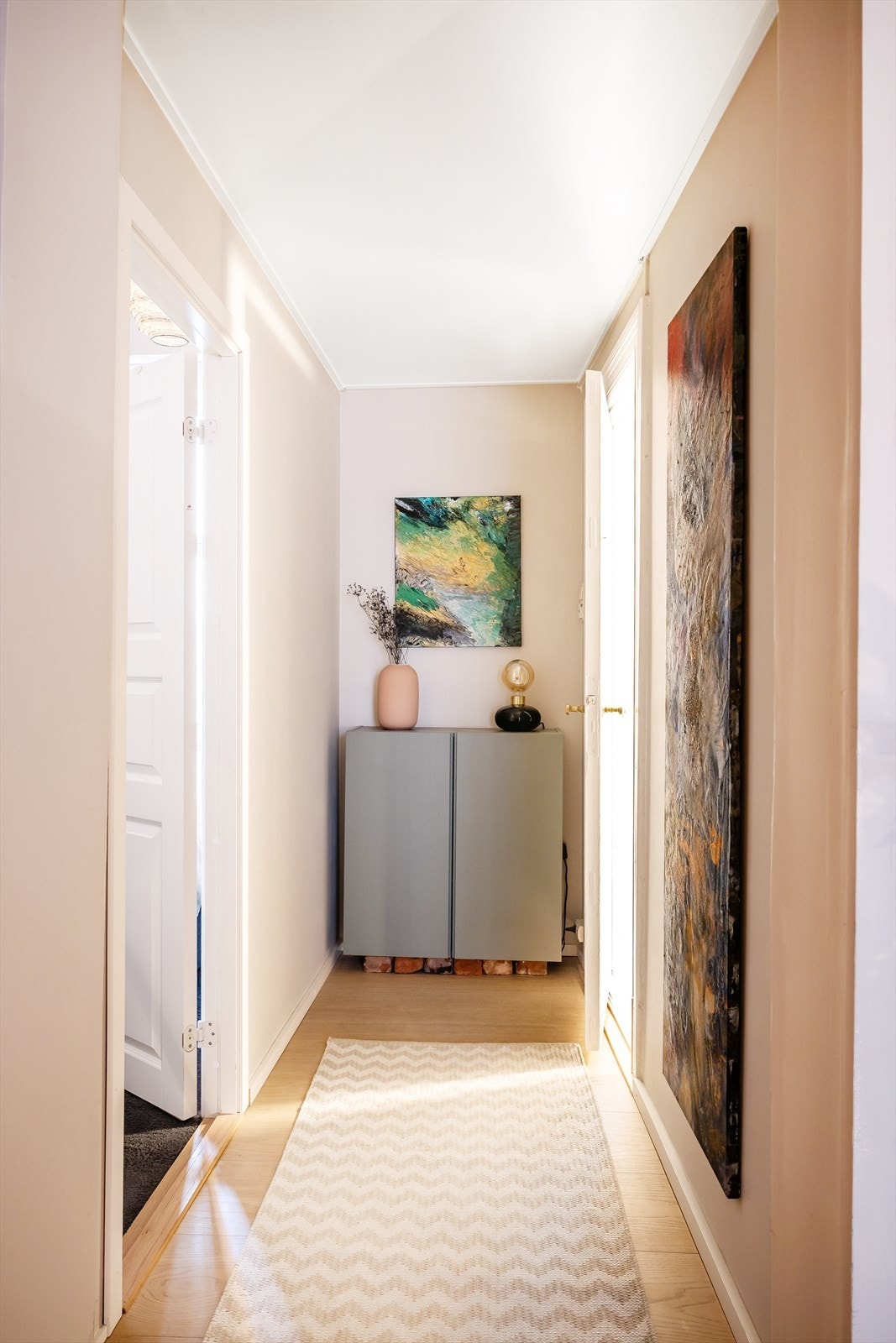 Gangområdet mellom hovedsoverommet og badet gir praktisk adkomst og en naturlig fordeling av rommene. Galleribilde