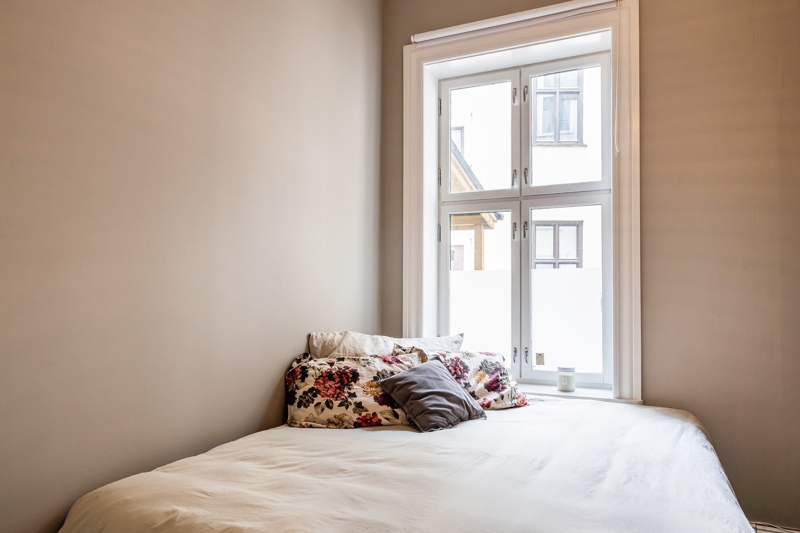 Store, klassiske vinduer som gir godt med lys. De dype vinduspostene er ideelle for både oppbevaring og dekorasjon Galleribilde