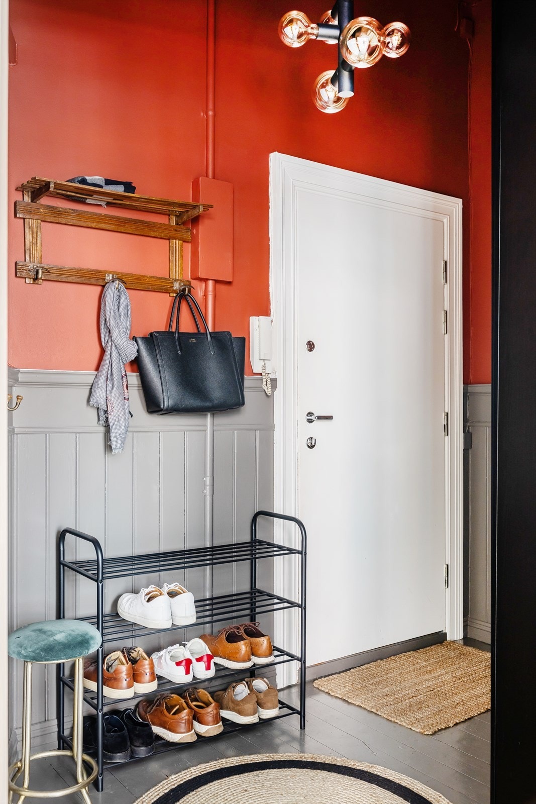 Entréen er utstyrt med omfattende lagringsmuligheter, inkludert en skyvedørsgarderobe, en bod og en praktisk hems. Galleribilde