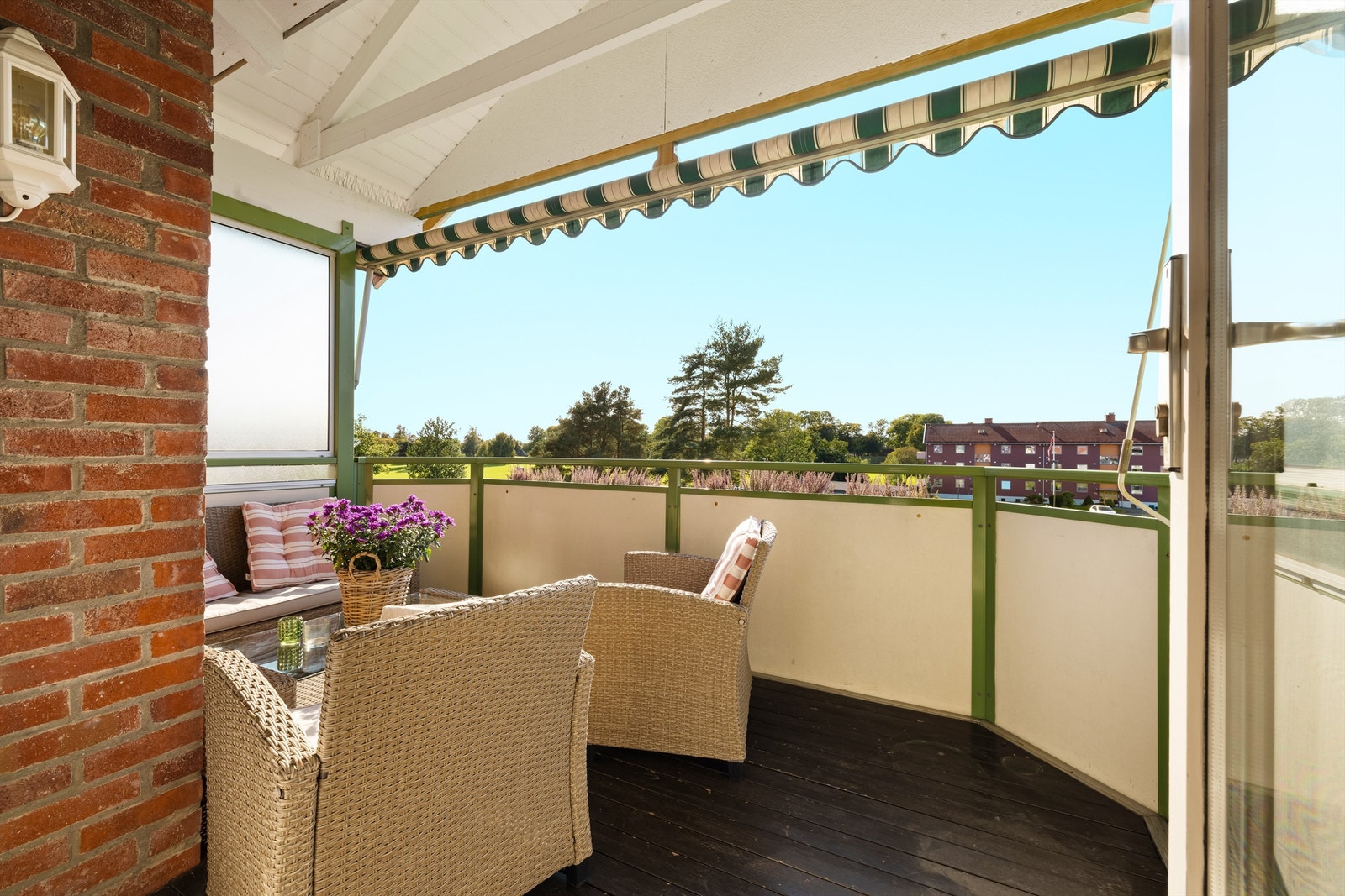 På verandaen er det god plass til både sittegruppe og utegrill. Skjermende overbygg gjør det lunt og hyggelig å sitte ute på lyse sommerkvelder. Galleribilde
