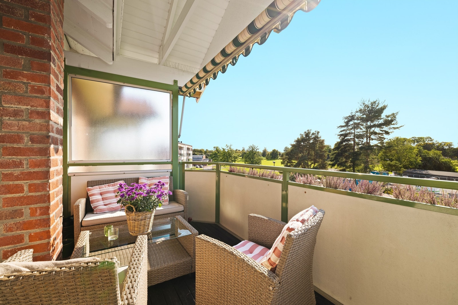 Sommerstid er det sol på verandaen fra tidlig ettermiddag (ca. kl. 13:00) til sen kveld. Galleribilde