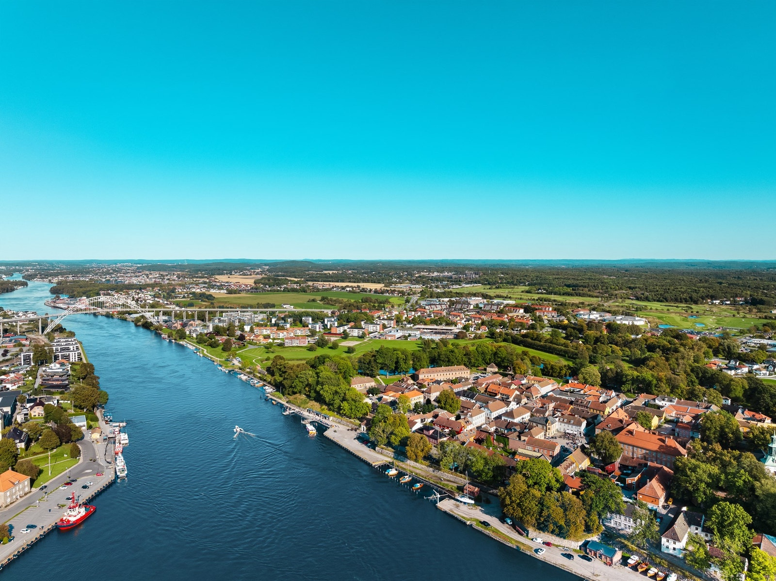 Det er kun få minutters gange til gratis ferge som tar deg raskt over til by-siden fra Gamlebyen. Kort vei til Togstasjonen. Galleribilde