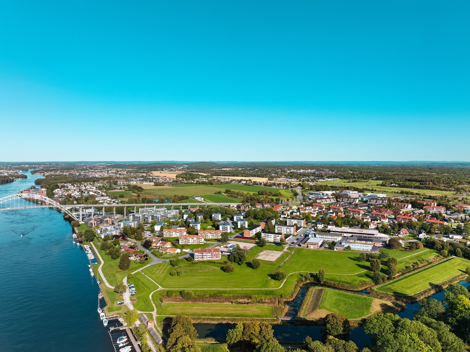 For en liten barnefamilie vil det være praktisk med umiddelbar nærhet til barne- og ungdomsskole. Galleribilde