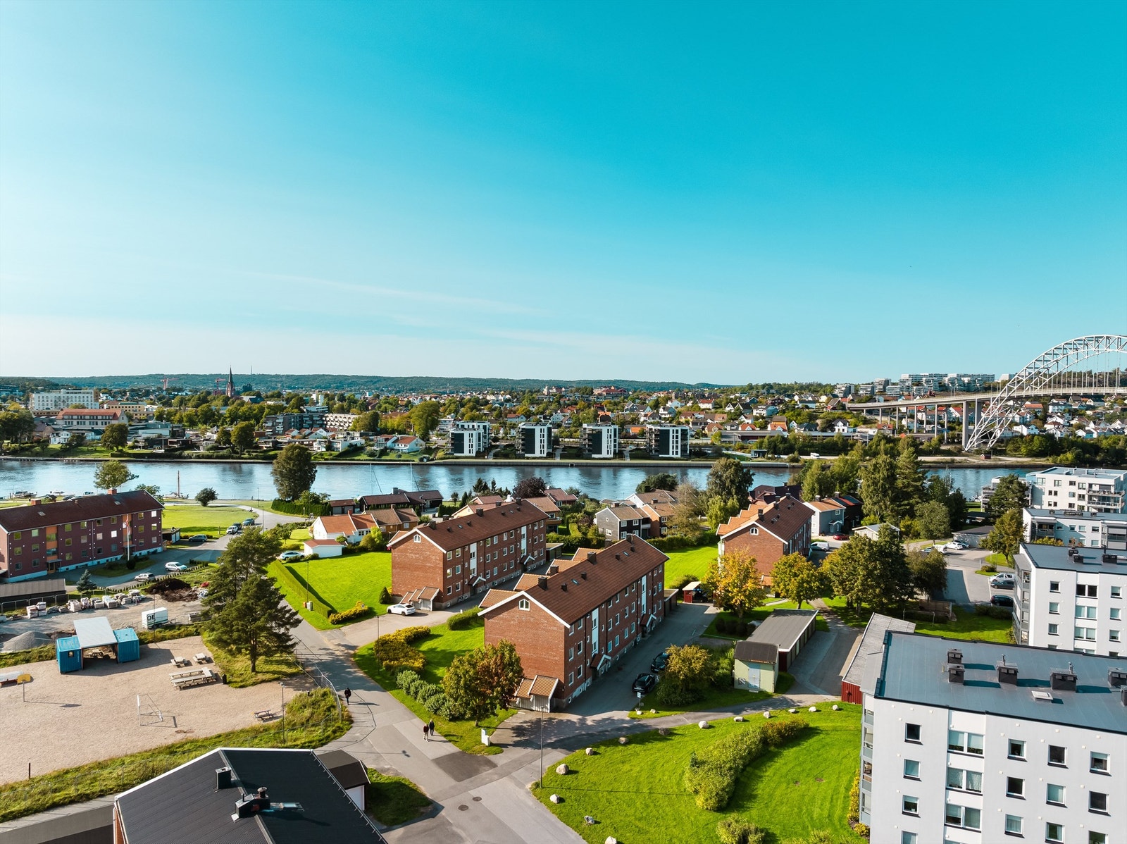 Foran inngangssiden disponerer leiligheten plass i felles garasjerekke. Felles sykkelbod finnes i kjelleren. Galleribilde