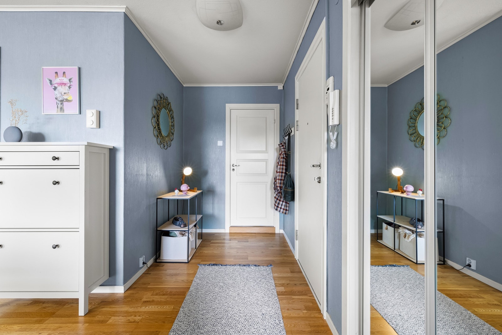 Skyvedører er montert foran leilighetens kott, som i dag benyttes til garderobe-formål. Galleribilde
