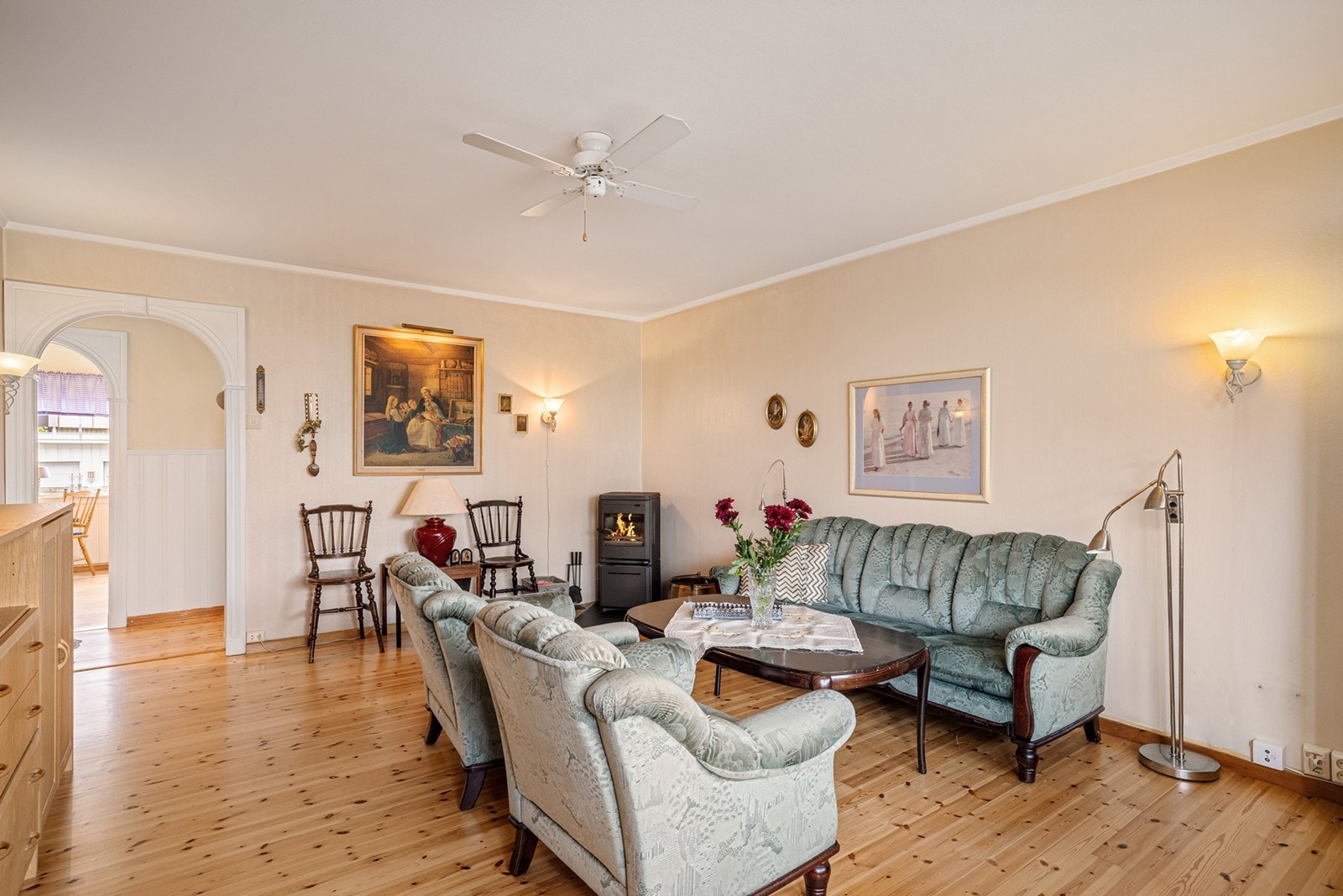 Stuen har en peisovn som bidrar til ekstra hyggelig stemning, og som varmer godt på kalde høst- og vinterdager. Galleribilde