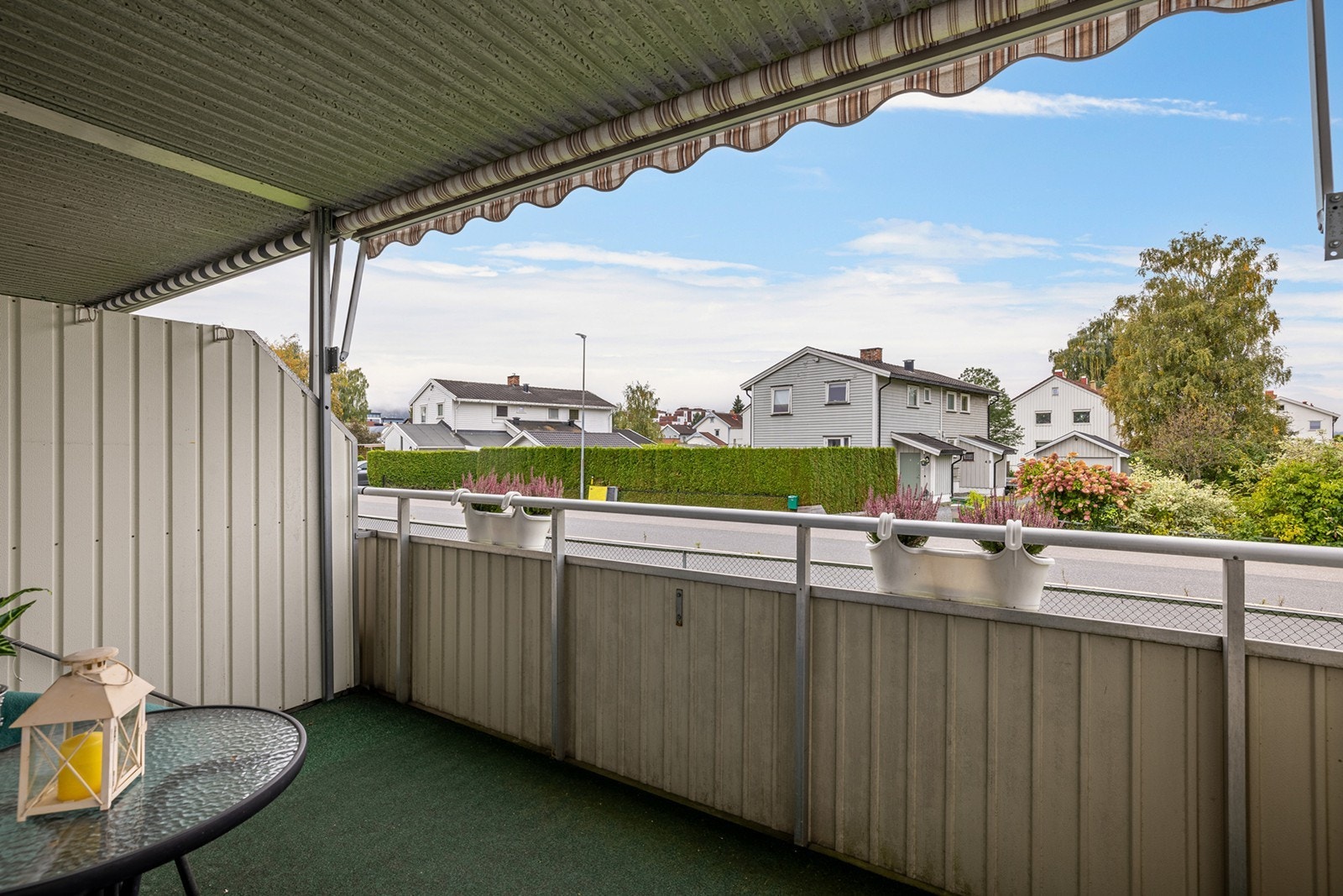 Fra stuen er det utgang til en overbygd balkong på 8 kvm med gode solforhold. Galleribilde