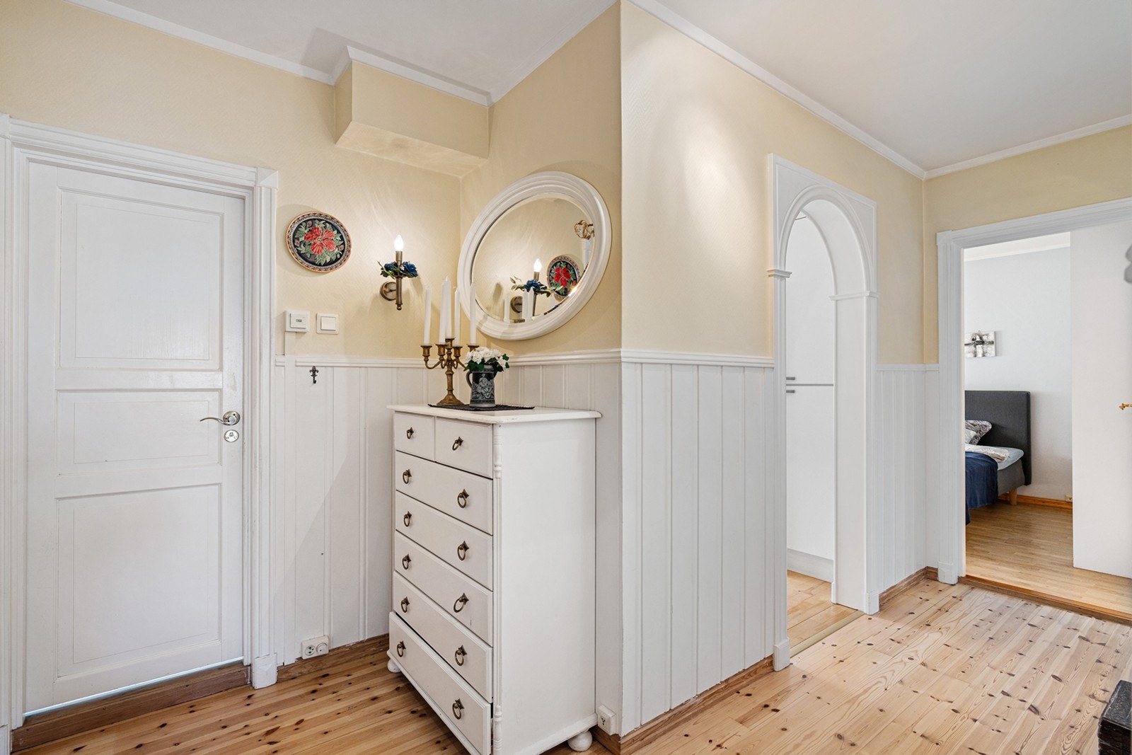 Entreen har plass for møblement med kommode eller andre oppbevaringsmøbler om ønskelig. Galleribilde