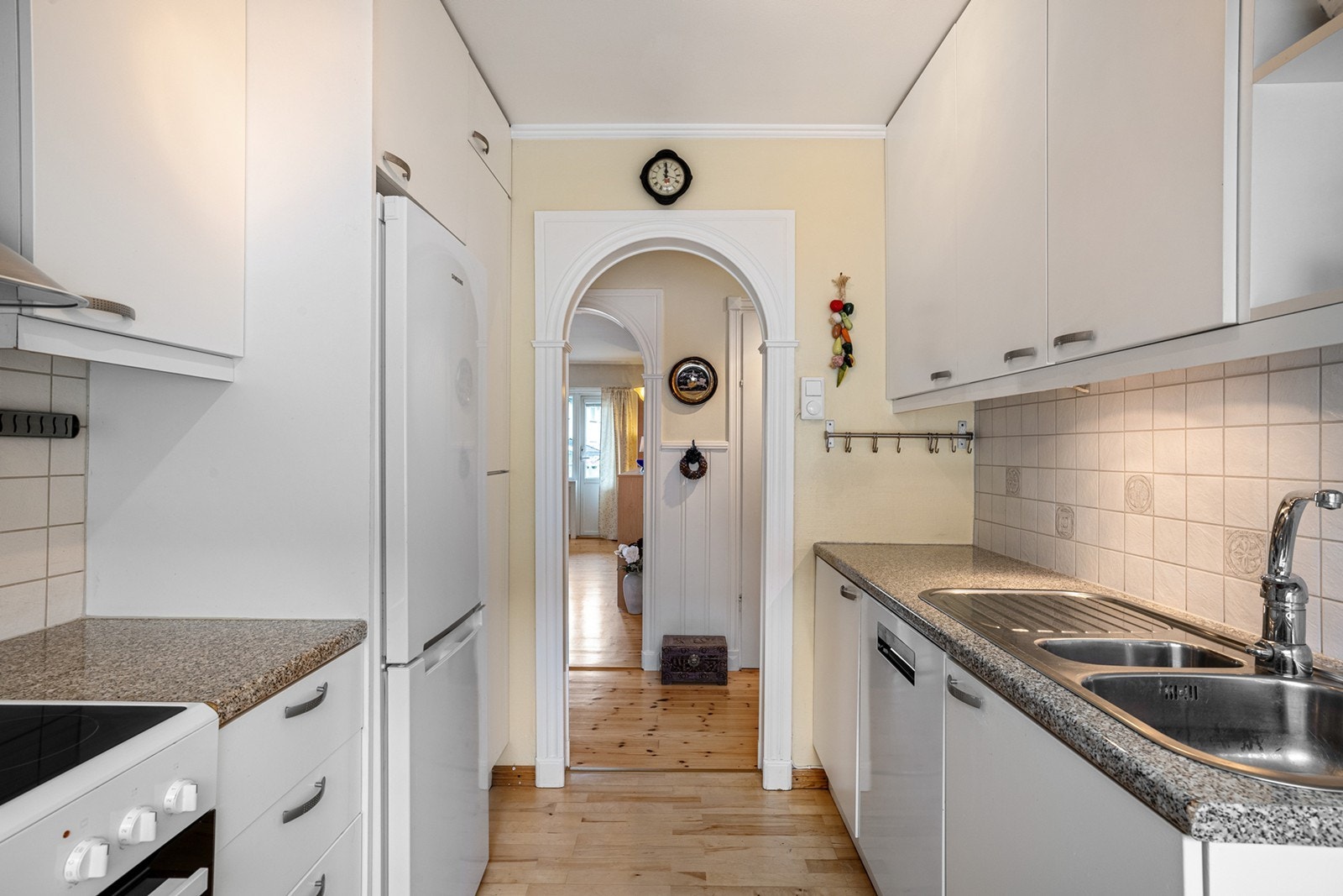 Det er opplegg for oppvaskmaskin, integrert komfyr og nedfelt platetopp og det er tilkoblet en ventilator over kokeplass. Galleribilde