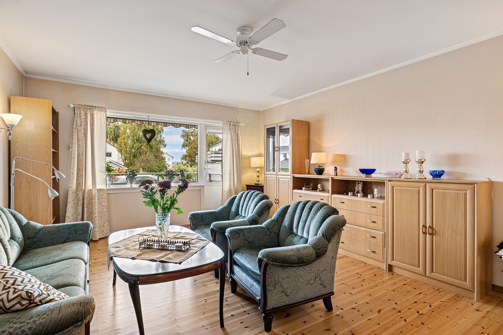 Stuen har store vindusflater i front, hvilket gjør boligen lys og luftig. Galleribilde