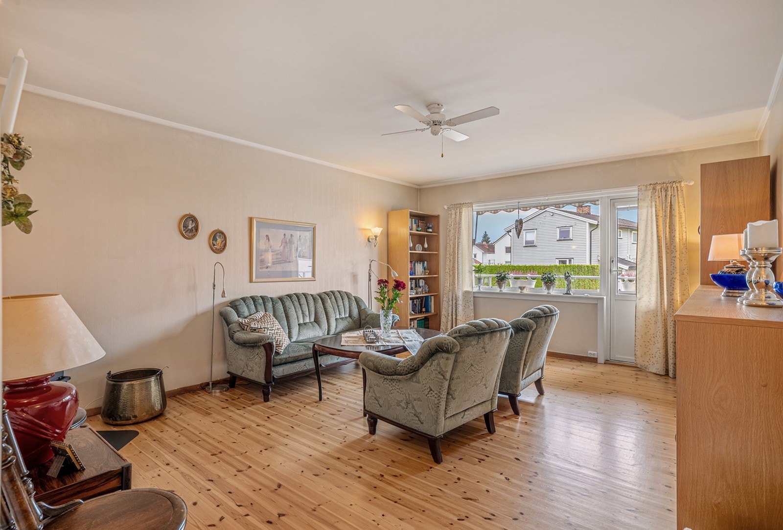 Hyggelig stue med plass til å møblere med sofagruppe med tilhørende stuemøblement og medievegg. Galleribilde