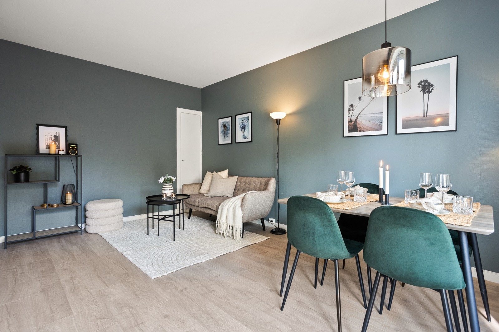 Stuen i leiligheten er romslig, med god plass til sofagruppe, spisebord og øvrig møblement. Galleribilde