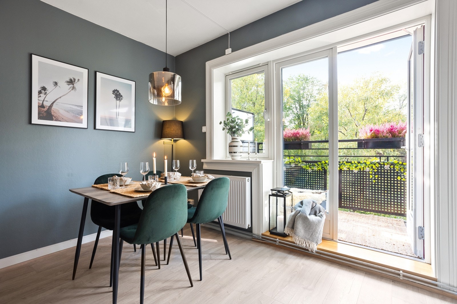 Fra stuen er det svært hyggelig utsyn til borettslagets grønne fellesområder. Galleribilde