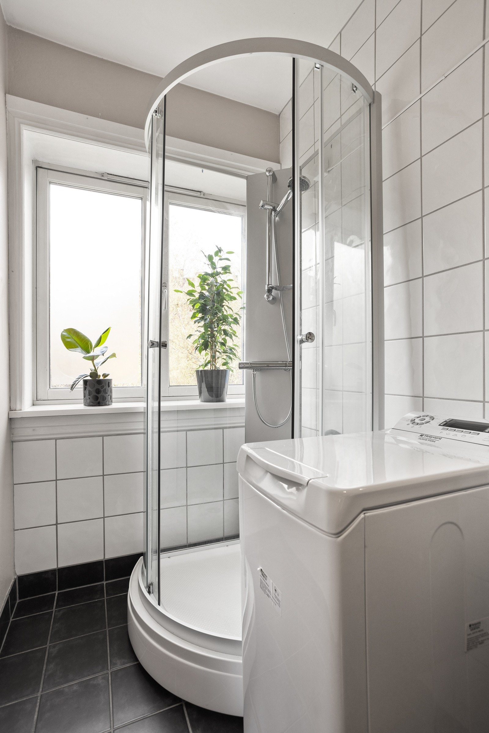 Badet har opplegg for vaskemaskin. Borettslagets fellesvaskeri kan også benyttes dersom det er ønskelig. Galleribilde