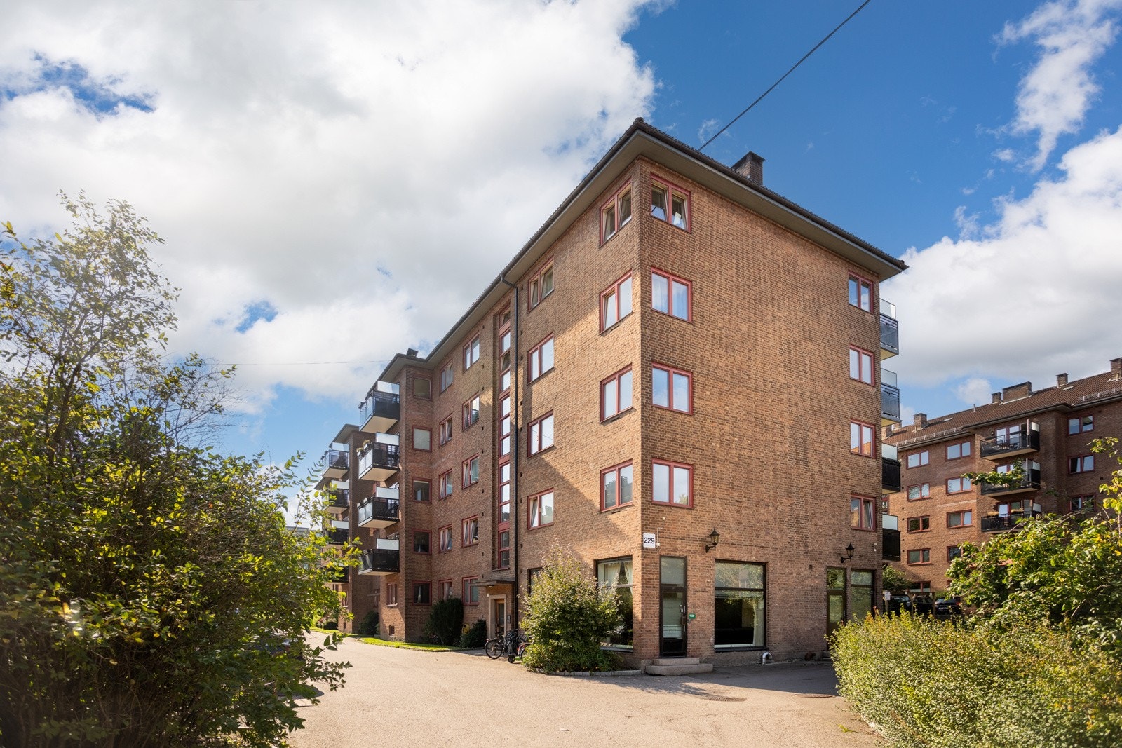På borettslagets eiendom er det felles terrasser med grill som beboere kan benytte på varme sommerdager. Galleribilde