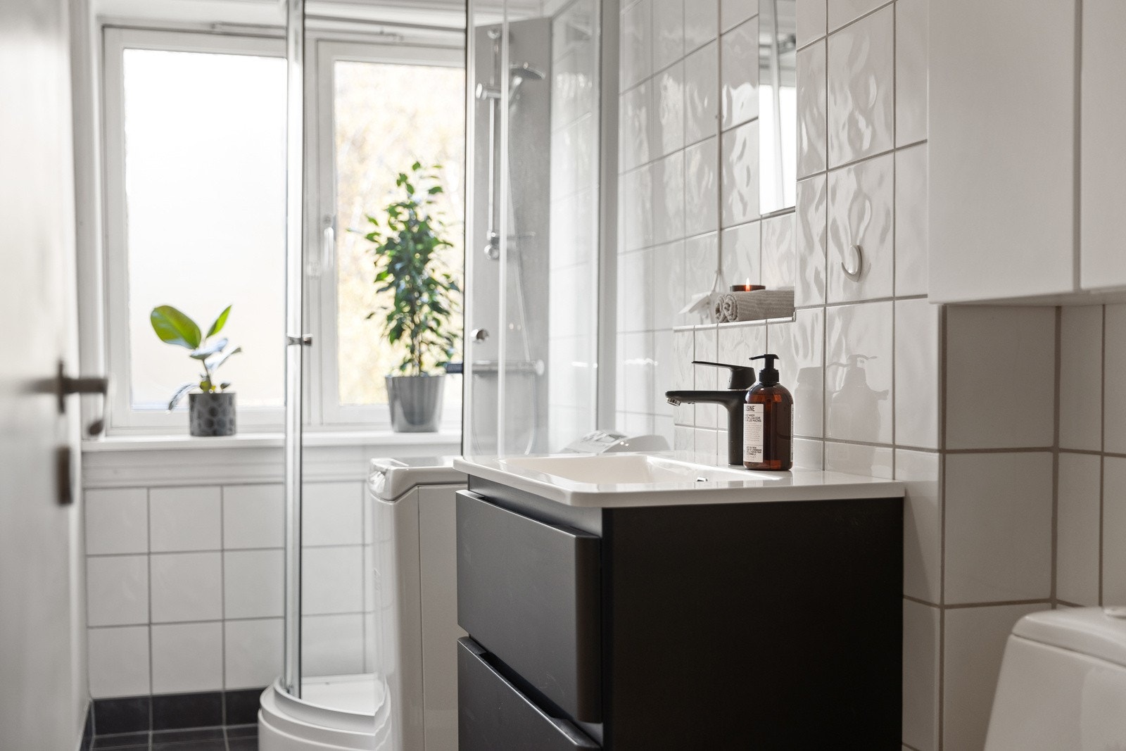 Badet er utstyrt med dusjkabinett, toalett og servant med innredning. Galleribilde