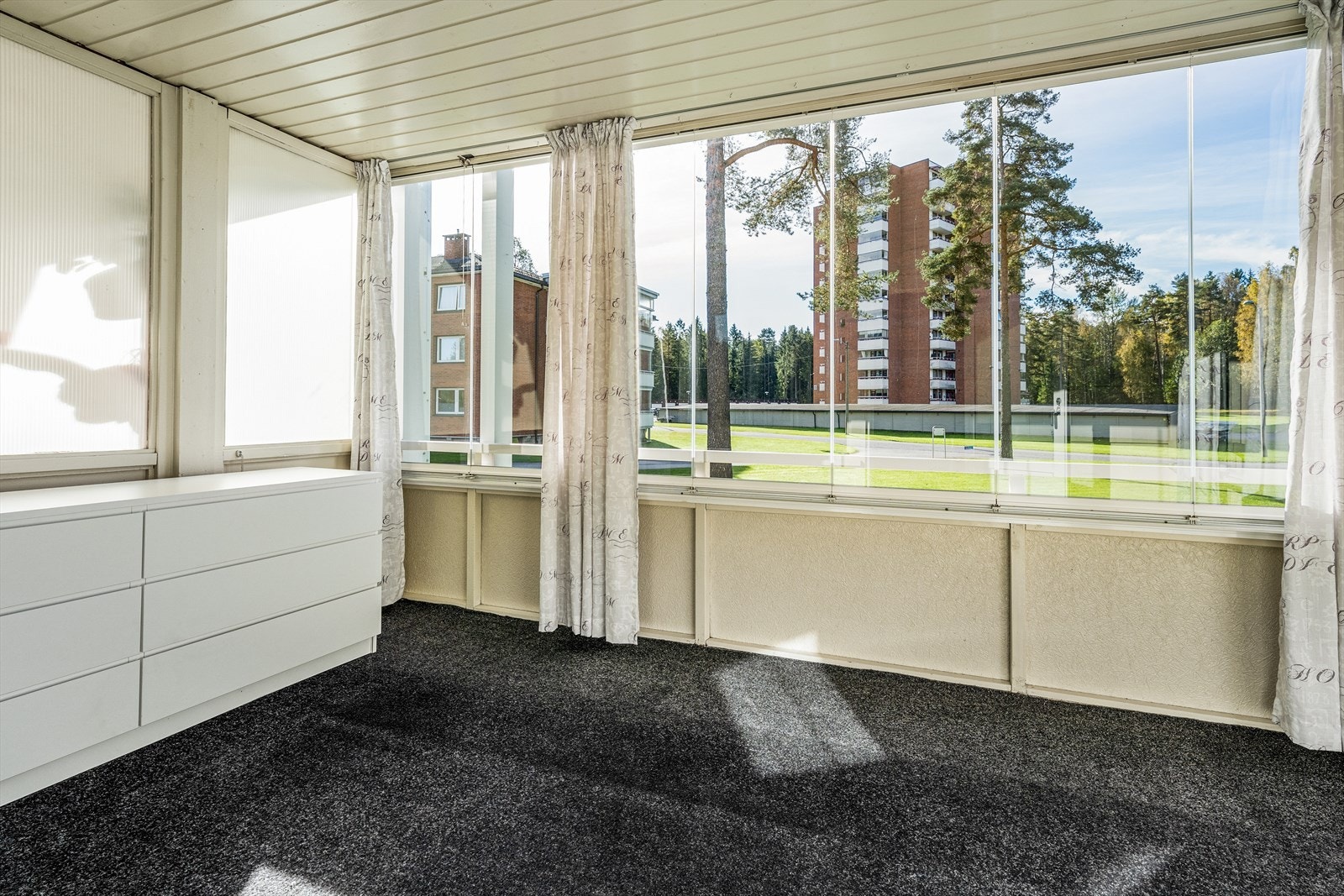 Fra stuen er det utgang til innglasset balkong med god plass til utemøbler. Balkongen kan benyttes som et ekstra rom deler av året. Galleribilde