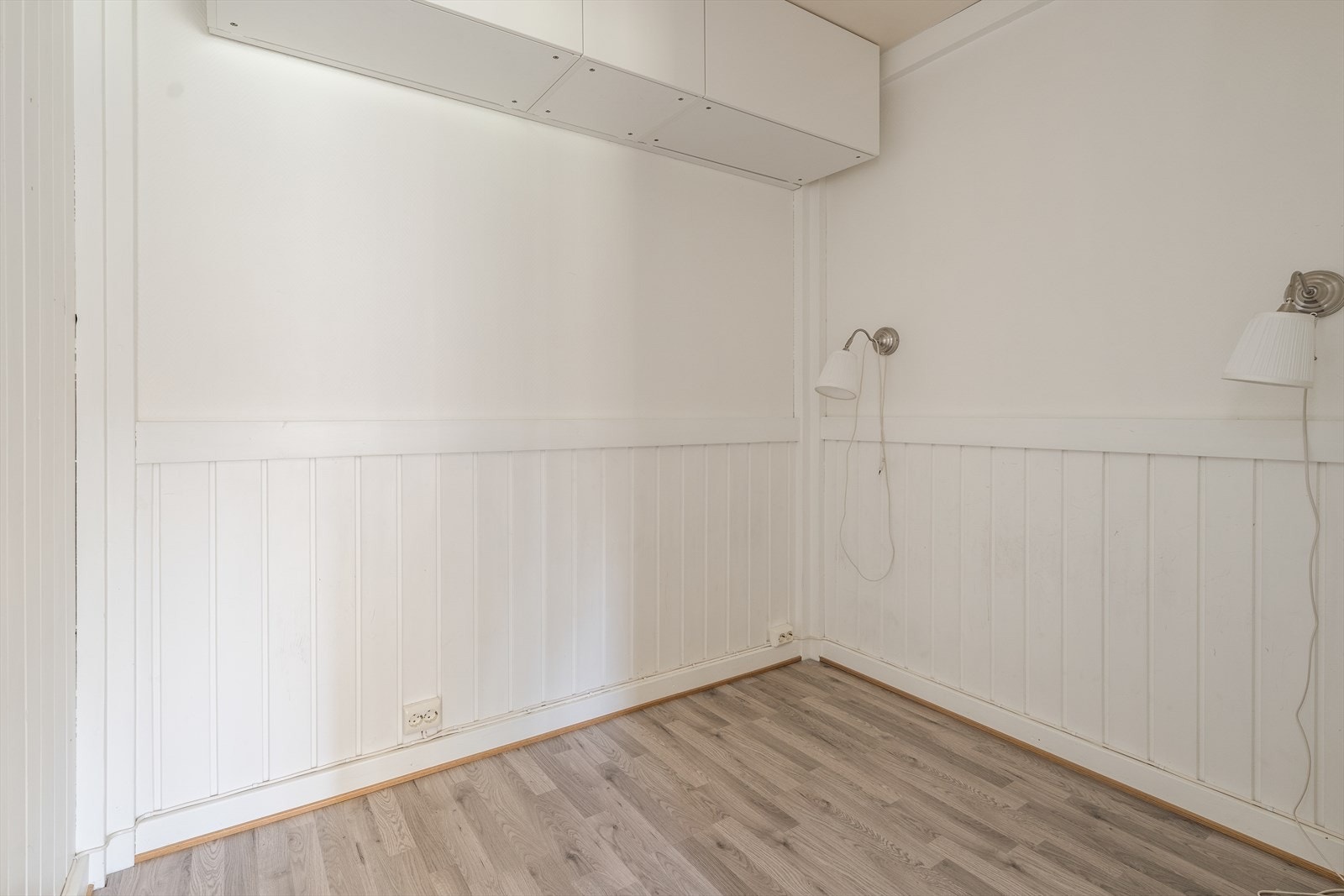 Her er det plass til dobbeltseng. Det er også satt opp praktiske hyller til oppbevaring. Galleribilde