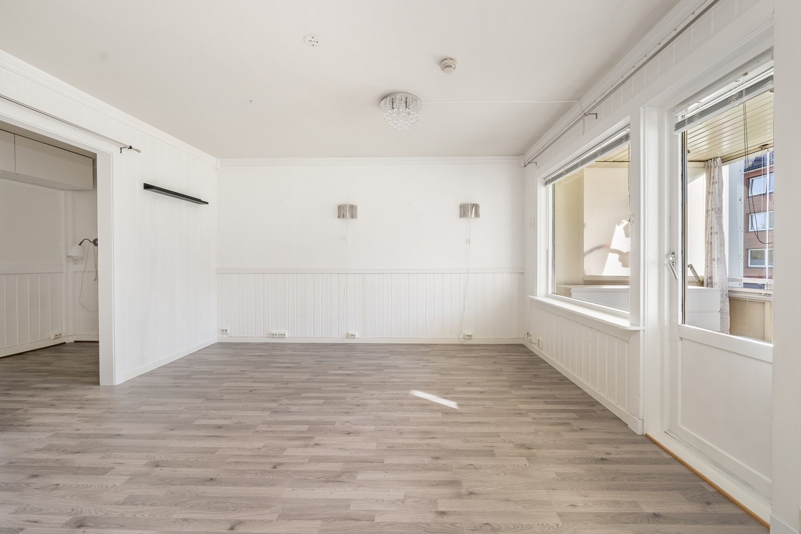 I stuen er det tillaget en praktisk sovealkove på ca 4,2 m2. Galleribilde