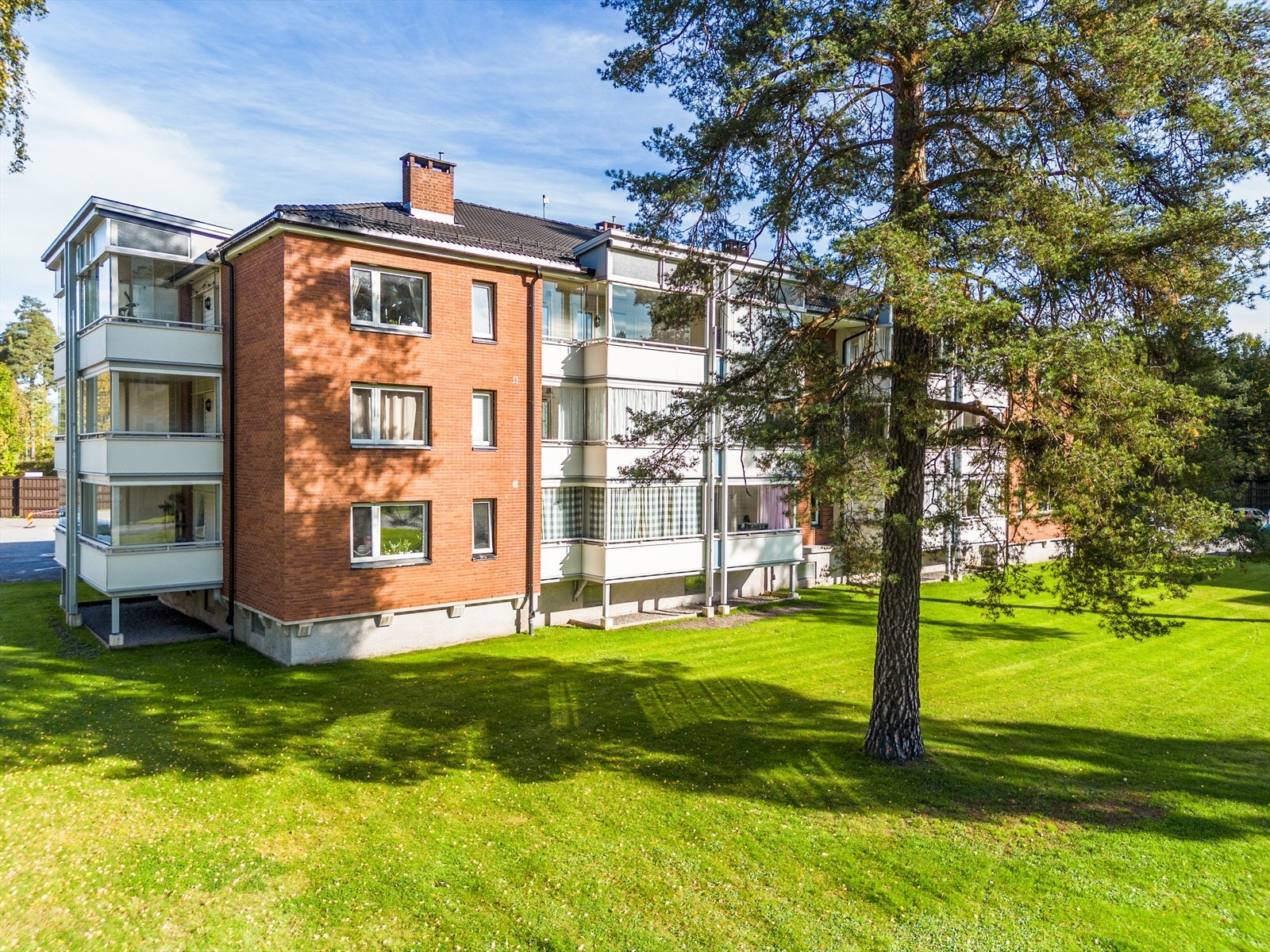 Boligen ligger sentralt og barnevennlig til ved de flotte anleggene ved Skien Fritidspark. Det er gangavstand til barneskole, ungdomsskole og barnehager, samt Handelsbyen Herkules, Kjørbekk næringsområde og diverse butikker ved Saga-senteret. Galleribilde